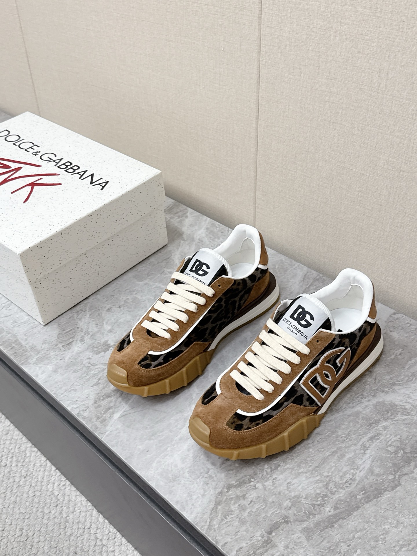 NO:851272,Dolce & Gabbana's latest spring and summer sports shoes are popular with many celebrities. The brand's classic DG letter logo is integrated into the shoe body, tongue and sole. Some styles use enlarged logo printing or contrasting color design, which is highly recognizable. The 'jagged' rubber texture on the sole is also the iconic design of this series. It has both anti-slip and retro styling. The upper is made of a variety of materials, including cowhide, suede, mesh, and even leopard print fabrics.  The collision of different materials creates a sense of hierarchy. The toes and heels of some styles are reinforced and matched with thick rubber soles, taking into account both wear resistance and style. Size39-45,,Dolce&Gabbana,Dolce&Gabbana,sneakers,cowhide19860909Dolce & Gabbana杜嘉班纳春夏最新款运动鞋 超多明星网红种草 鞋身、鞋舌、鞋底都融入了品牌经典的DG字母徽标 部分款式采用放大的徽标印花或撞色设计 辨识度极高 鞋底的“锯齿状”橡胶纹路也是该系列的标志性设计 兼具防滑性与复古造型感 鞋面采用多种材质拼接 包括牛皮、绒面革、网布,甚至豹纹印花面料 通过不同材质的碰撞营造层次感 部分款式的鞋头 鞋跟做了加固处理 搭配厚橡胶底 兼顾耐磨度与造型感 Size39-45,,Dolce&Gabbana,Dolce&Gabbana,sneakers,cowhide,Men's shoes