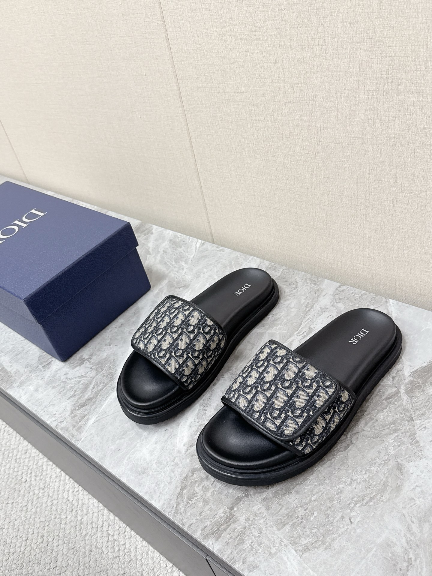 NO:851281,DIOR Dior Aqua series spring and summer latest men's Velcro flip-flops. Many celebrities have planted grass. The upper strap is made of Dior's classic Oblique presbyopia jacquard fabric. The two colors are all black presbyopia, low-key and high-end. Beige presbyopia is fully recognizable. It is the brand's iconic design language. The upper is opened and closed with Velcro and can be freely adjusted to fit different foot types. The footbed is made of black smooth cow leather and is printed with the white 'DIOR' brand logo. It feels soft and fits the foot.  The thick rubber sole is non-slip and wear-resistant, taking into account the comfort and practicality of daily travel. The overall style is simple and versatile. It is a highly practical 'lazy shoe' among luxury brands. Size 39-45, dior, dior, cowhide19860909DIOR迪奥 Aqua 系列春夏最新款男士魔术贴一字拖 超多明星网红种草 鞋面带采用了迪奥经典的Oblique老花提花面料 两种配色分别为 全黑老花低调高级 米黑老花辨识度拉满 是品牌标志性的设计语言 鞋面采用魔术贴开合 可自由调节松紧 适配不同脚型 鞋床为黑色光滑牛皮革材质 印有白色“DIOR”品牌标识 脚感柔软贴合 厚橡胶鞋底防滑耐磨 兼顾日常出行的舒适度与实用性 整体风格简约百搭是奢侈品牌中实用性很高的“懒人鞋款”码数39-45,,dior,dior,cowhide,Men's shoes