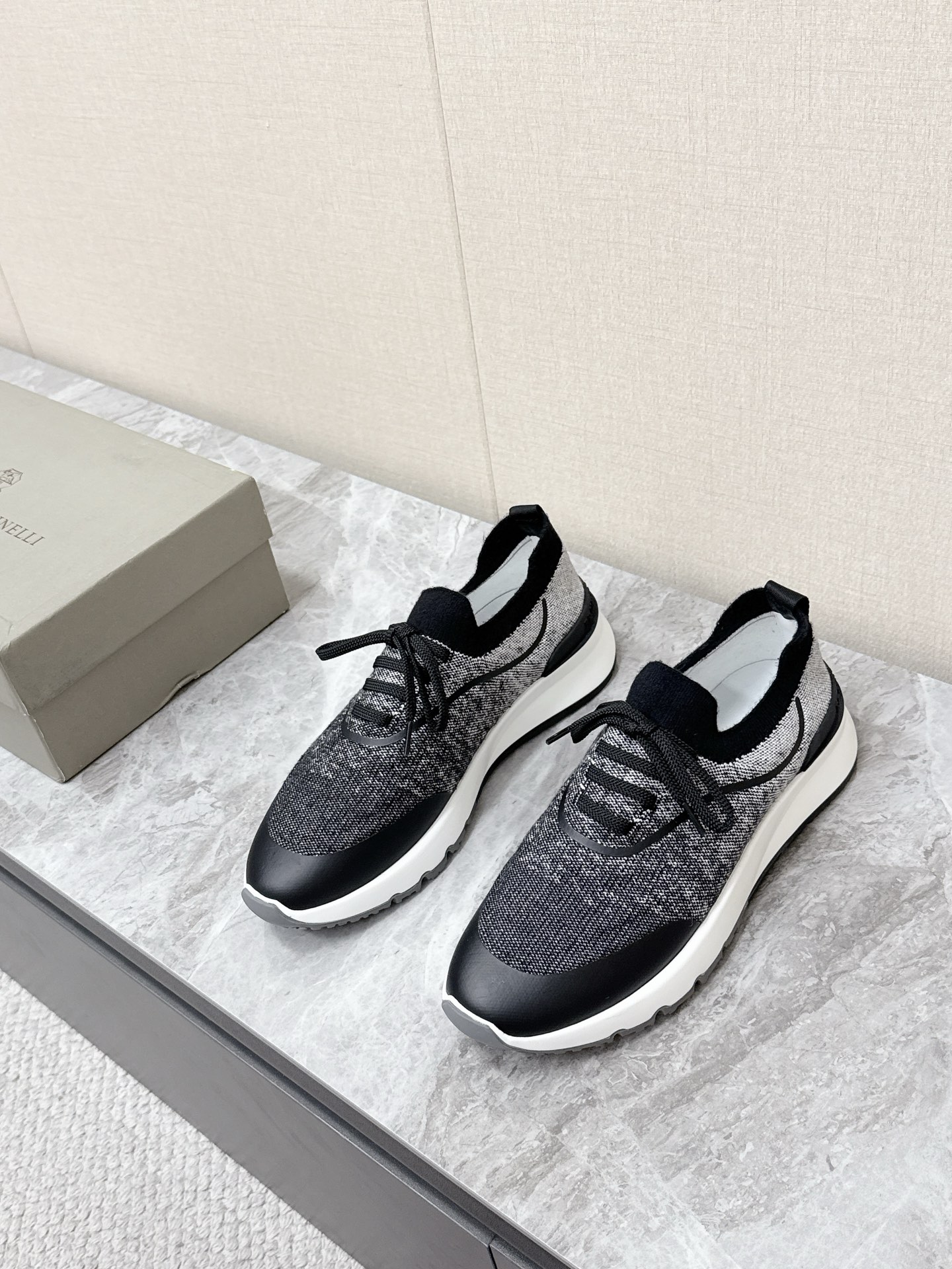 NO:889935,Brunello Cucinelli's latest spring and summer knitted casual sneakers are popular with many celebrity internet celebrities. This type of sneakers is also a popular item of the brand. It focuses on 'high-end without logo' and is suitable for wearing scenes that pursue a low-key texture. The upper is made of the brand's iconic cotton knitted fabric. Inspired by its high-end knitted ready-to-wear series, the texture is delicate and soft. It is both breathable and skin-friendly. Some styles add metallic yarn or leather trim to create a low-key luster and layering.  A sock-like design made of stretch knit that fits the shape of the foot and is easy to put on and take off. It is equipped with a rubber anti-slip outsole that takes into account the comfort of daily commuting and light sports scenes. Original open-molded outsole Size 39-45, casual shoes/sports shoes, brunello cucinelli, sneakers19860909Brunello Cucinelli春夏最新款针织休闲运动鞋 超多明星网红种草 这类运动鞋也是品牌的热门单品 主打“无logo的高级感” 适合追求低调质感的穿搭场景 鞋面采用品牌标志性的全棉针织面料 灵感源自其高端针织成衣系列 质感细腻柔软 兼具透气性与亲肤性 部分款式加入金属纱线或皮革饰边 营造低调的光泽感与层次感 采用弹力针织的袜套式设计 贴合脚型且穿脱方便 搭配橡胶防滑大底 兼顾日常通勤与轻运动场景的舒适度原版开模大底Size39-45,休闲鞋/运动鞋,brunello cucinelli,sneakers,Women's Shoes