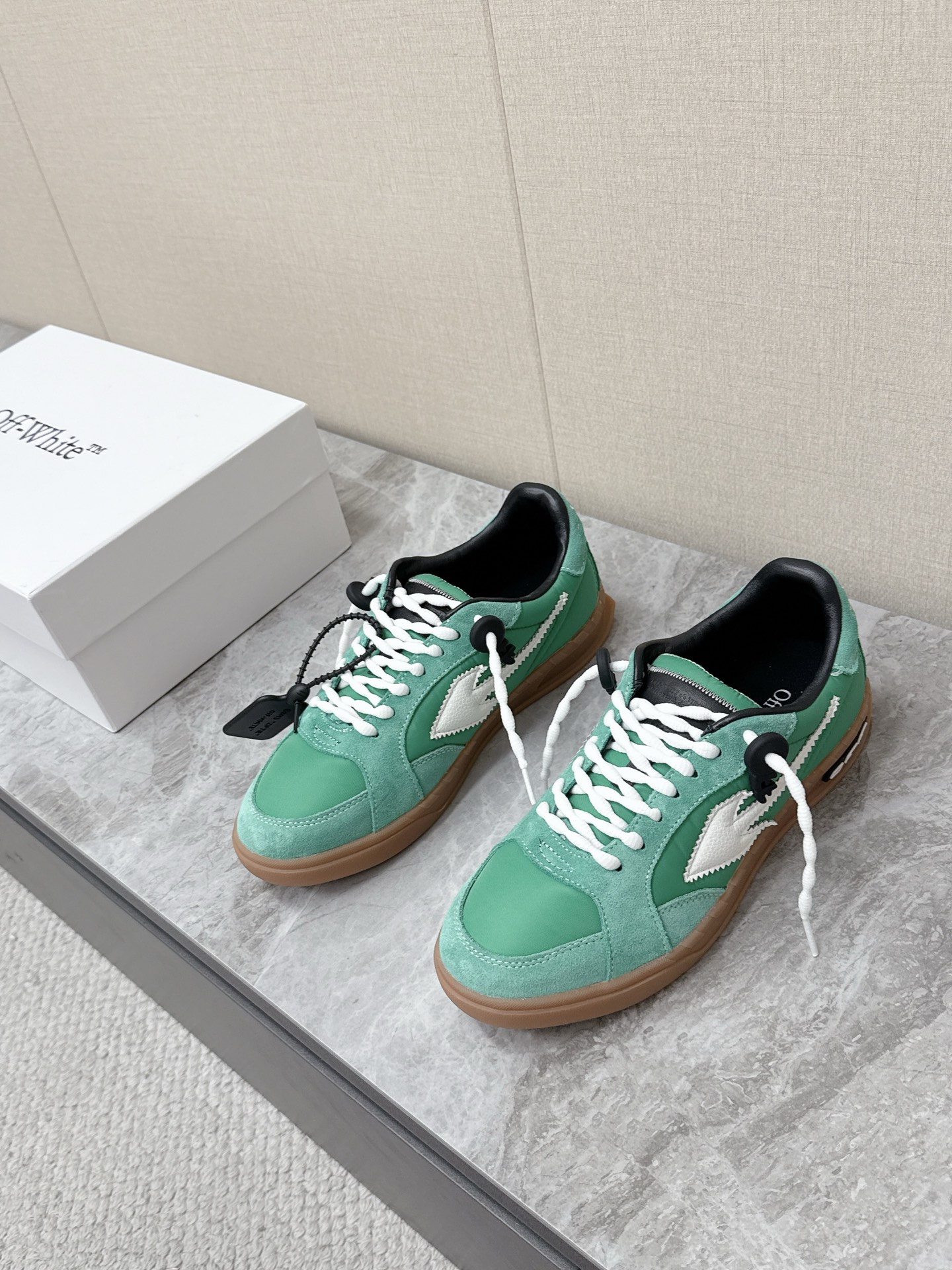 NO:889932,Off-White's latest casual shoes for couples in spring and summer, moral training shoes, many celebrity Internet celebrities, retro moral training shoes, suede + canvas stitching uppers with raw rubber outsole, with a retro sports feel of the 90s, arrow logo on the side of the shoe, cross stitching on the toe, full of brand value, and the iconic colorful Zip Tie tags are all Off-White's instantly recognizable designs. Original open molded outsole, size female 35-40  Men 39-45, casual shoes/sports shoes, off white, sneakers, chamois leather19860909Off-White春夏最新情侣款休闲鞋 德训鞋 超多明星网红种草 复古德训鞋型 麂皮+帆布拼接鞋面搭配生胶橡胶大底 自带90年代复古运动感 鞋侧的箭头标识 鞋头交叉缝线 品牌价值感满满 还有标志性的彩色Zip Tie吊牌都是Off-White一眼可辨的设计 原版开模大底Size女35-40 男39-45,休闲鞋/运动鞋,off white,sneakers,chamois leather,Women's Shoes