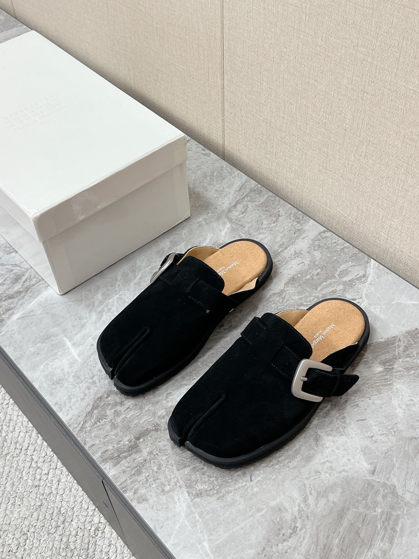 NO:889930,Maison Margiela's latest spring and summer couple's split-toe Birkenstock slippers. Many celebrities and Internet celebrities have planted grass. Split-toe is Margiela's soul symbol. Now it has become one of the most recognizable elements in the fashion circle. This 'breaking the convention' design has a sense of avant-garde. It adopts Maison Margiela's classic split-toe toe design and matches the buckle element of Birkenstock shoes. It has a retro and avant-garde trend. It belongs to the popular 'lazy shoe' style. It focuses on relaxation and versatility. Half-flop style.  It’s super easy to put on and take off, so lazy people can just kick on when going out. The uppers are mostly made of suede cowhide/suede. The texture is delicate and soft. It doesn’t scratch the feet. The original open-molded non-slip outsole. Size 35-40 for women, 39-45 for men, half drag, masion margiela, cowhide, chamois leather19860909Maison Margiela马吉拉春夏最新情侣款分趾勃肯拖 超多明星网红种草 分趾是马吉拉的灵魂符号 如今已经成为时尚圈最具辨识度的元素之一 这种“打破常规”的设计自带先锋感 采用Maison Margiela经典的分趾鞋头设计 搭配勃肯鞋的搭扣元素 自带复古又前卫的潮流感 属于当下超火的“懒人鞋”款式 主打松弛感和百搭性 半拖款式 穿脱超方便 懒人出门一脚蹬就能走 鞋面多为反绒牛皮/麂皮材质 质感细腻柔软 上脚不磨脚原版开模防滑大底Size女35-40 男39-45,半拖,masion margiela,cowhide,chamois leather,Women's Shoes