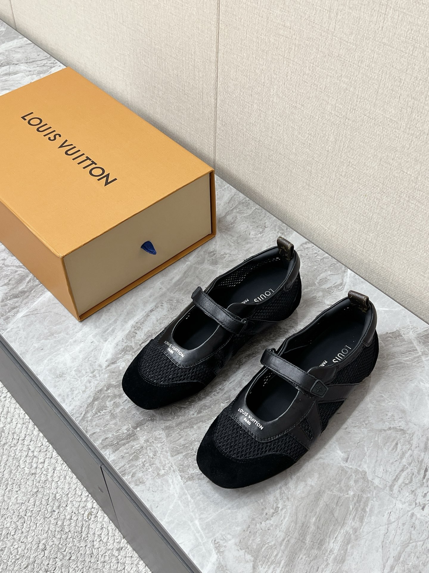 NO:889923,Louis Vuitton Louis Vuitton Spring and Summer Sneakerina Series Flat Hollow Mary Jane Ballet Slippers Three original pairs were purchased to develop a perfect replica of the Sneakerina ballet style sneakers, which are made of silky suede cow leather to create smooth lines. They have the light structure of ballet shoes and the comfortable texture of sneakers. The LV logo on the side and the Monogram canvas back strap are rich in details, and Sacchetto craftsmanship and TPU outsoles upgrade the soft wearing experience.  Bottom thickness 1.5CM Fabric: Original custom-made imported top-layer cowhide, original custom-made breathable mesh lining, original open-molded injection molded TPU material19860909Louis Vuitton路易威登驴牌春夏Sneakerina系列 平底镂空玛丽珍芭蕾舞鞋 原版三对购入开发完美复刻Sneakerina 芭蕾风运动鞋以丝滑绒面牛皮革塑造流畅线条 兼具芭蕾舞鞋的轻盈构型和运动鞋的舒适质感.侧面 LV 标识和Monogram 帆布后袢带丰富细节,Sacchetto 工艺和 TPU 外底升级轻柔穿着体验 底厚1.5CM 面料:原版定制进口头层牛皮 内里原版定制透气网里鞋底原版开模注塑TPU材质Size:35-42（41 42定制）,芭蕾舞鞋,louis vuitton,louis vuitton,louis vuitton,louis vuitton,mary jane,sneakers,cowhide,Women's Shoes