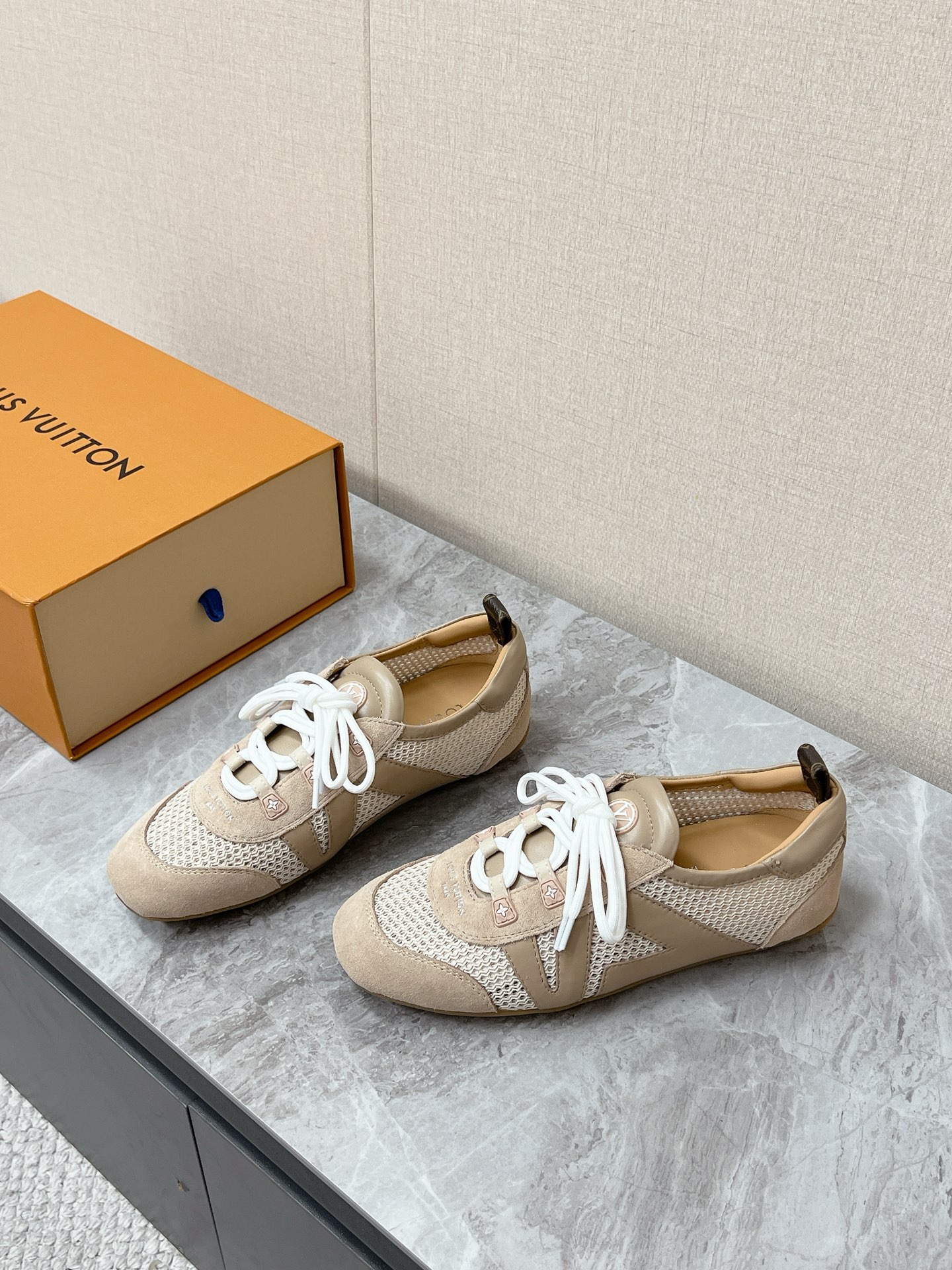 NO:889925,Louis Vuitton Louis Vuitton Spring and Summer Sneakerina Series Flat Hollow Ballet Shoes Purchase three pairs of the original version to develop a perfect replica of Sneakerina. Ballet style sneakers are made of silky suede cow leather to create smooth lines. They have the light structure of ballet shoes and the comfortable texture of sneakers. The LV logo on the side and the Monogram canvas back strap are rich in details, Sacchetto craftsmanship and TPU outsoles are upgraded for a soft wearing experience. The sole thickness is 1.5CM  Fabric: Original customized imported first-layer cowhide, original customized breathable mesh lining, original molded injection molded TPU material, Size: 35-42 (customized 41 42), ballet shoes, louis vuitton, louis vuitton, louis vuitton, louis vuitton, sneakers, cowhide19860909Louis Vuitton路易威登驴牌春夏Sneakerina系列 平底镂空芭蕾舞鞋 原版三对购入开发完美复刻Sneakerina 芭蕾风运动鞋以丝滑绒面牛皮革塑造流畅线条 兼具芭蕾舞鞋的轻盈构型和运动鞋的舒适质感.侧面 LV 标识和Monogram 帆布后袢带丰富细节,Sacchetto 工艺和 TPU 外底升级轻柔穿着体验 底厚1.5CM 面料:原版定制进口头层牛皮 内里原版定制透气网里鞋底原版开模注塑TPU材质Size:35-42（41 42定制）,芭蕾舞鞋,louis vuitton,louis vuitton,louis vuitton,louis vuitton,sneakers,cowhide,Women's Shoes