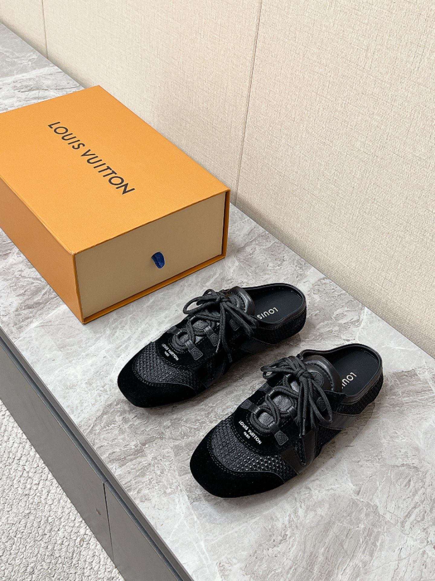 NO:889928,Louis Vuitton Louis Vuitton spring and summer Sneakerina series ballet flat hollow half-slippers. Purchased three pairs of the original version to develop a perfect replica of Sneakerina. Ballet-style sneakers are made of silky suede cow leather to create smooth lines. They have the light structure of ballet shoes and the comfortable texture of sneakers. The LV logo on the side and the Monogram canvas back strap are rich in details, and Sacchetto craftsmanship and TPU outsoles upgrade the soft wearing experience.  Bottom thickness 1.5CM Fabric: Original custom-made imported first-layer cowhide, original custom-made breathable mesh lining, original open-molded injection molded TPU material19860909Louis Vuitton路易威登驴牌春夏Sneakerina系列 芭蕾舞鞋平底镂空半拖 原版三对购入开发完美复刻Sneakerina 芭蕾风运动鞋以丝滑绒面牛皮革塑造流畅线条 兼具芭蕾舞鞋的轻盈构型和运动鞋的舒适质感.侧面 LV 标识和Monogram 帆布后袢带丰富细节,Sacchetto 工艺和 TPU 外底升级轻柔穿着体验 底厚1.5CM 面料:原版定制进口头层牛皮 内里原版定制透气网里鞋底原版开模注塑TPU材质Size:35-42（41 42定制）,芭蕾舞鞋,louis vuitton,louis vuitton,louis vuitton,louis vuitton,sneakers,cowhide,Women's Shoes