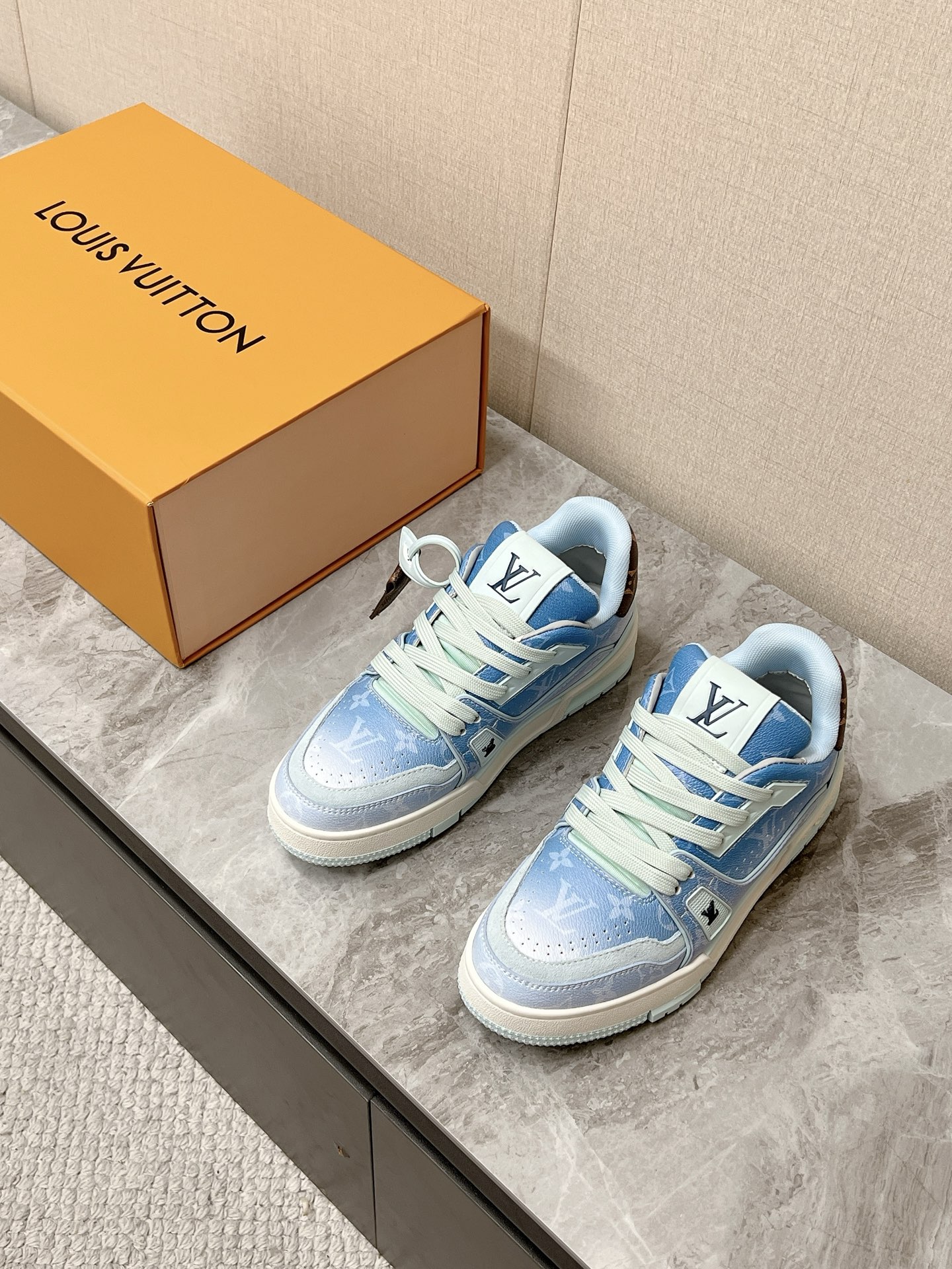 NO:889921,Louis Vuitton Louis Vuitton's classic Trainer series sneakers are inspired by retro basketball shoes. The shoe body is inspired by LV's classic Monogram presbyopia elements. The LV letters on the tongue, the VUITTON logo on the side, and the Monogram flowers on the outsole are all reflections of brand recognition. As a pair of low-cut sneakers, it can be adapted to almost all styles. It can be paired with jeans and sweatpants to create a street style. It can be worn with trousers for a casual and formal look. Both men and women can easily control the imported calf leather upper.  Original open molded TPU outsole, size female 35-40, male 39-45, casual shoes/sports shoes, louis vuitton, louis vuitton, louis vuitton, sneakers, jeans, cowhide19860909Louis Vuitton路易威登经典Trainer 系列运动鞋 超多明星网红种草 鞋身以复古篮球鞋为灵感 融入了LV经典Monogram老花元素 鞋舌的LV字母 侧面的VUITTON标识 外底的Monogram花卉都是品牌辨识度的体现 作为一双低帮板鞋 它几乎能适配所有风格 搭配牛仔裤 运动裤打造街头风 搭配西裤又能穿出休闲正装感 男女都能轻松驾驭鞋面进口小牛皮 原版开模TPU大底Size女35-40 男39-45,休闲鞋/运动鞋,louis vuitton,louis vuitton,louis vuitton,sneakers,jeans,cowhide,Women's Shoes