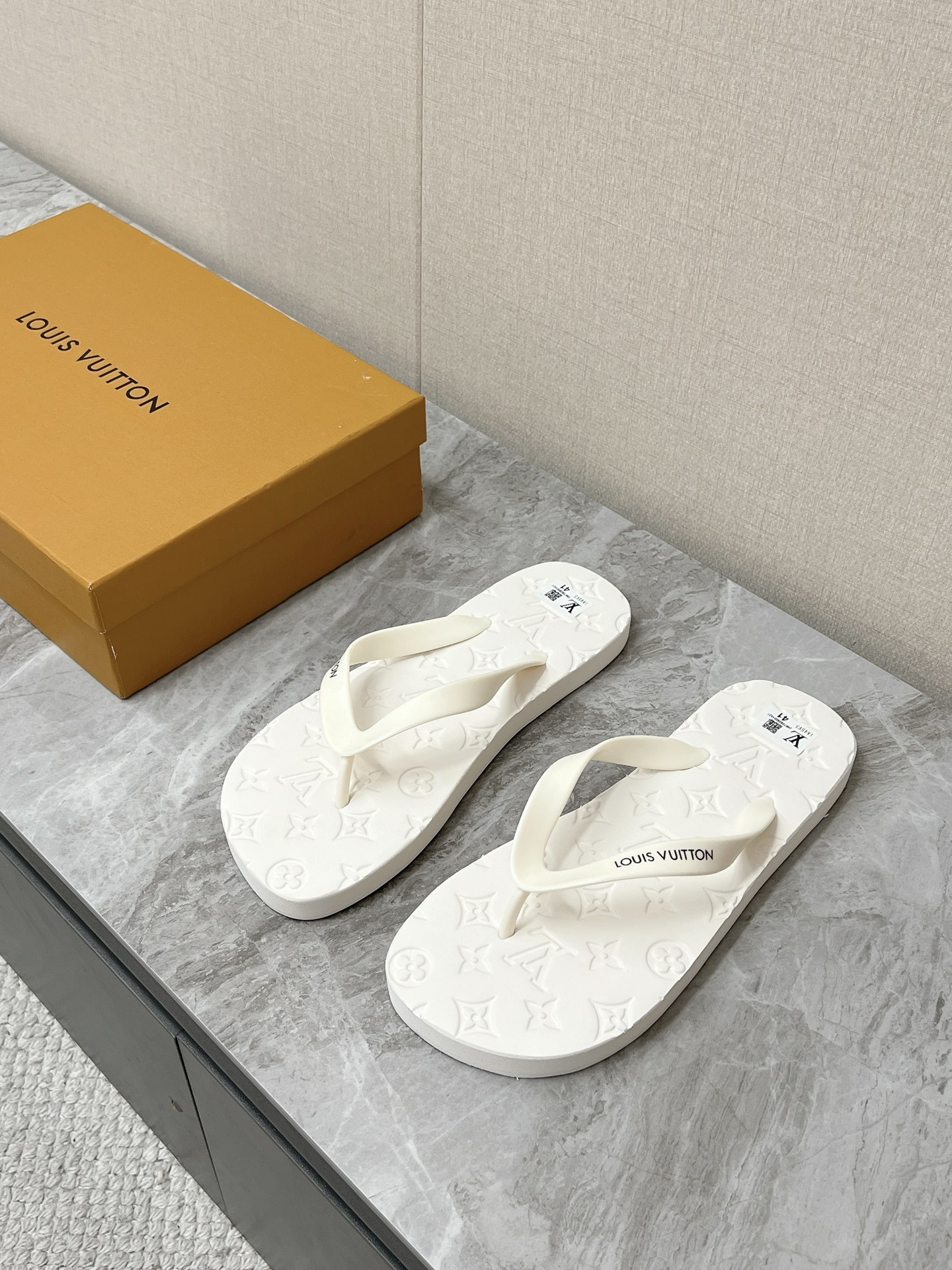 NO:889938,Louis Vuitton Louis Vuitton's latest couple's flip flops for spring and summer. Many celebrity Internet celebrities have planted grass. The main body is made of flexible rubber. It is soft to the touch and not easy to scratch the feet. It has excellent waterproofness and is suitable for wading scenes. The whole body is Monogram embossed. The entire pair of insoles are embossed with three-dimensional relief LV presbyopia logo. The pattern has a strong three-dimensional effect. It is low-key and highlights the brand recognition. It is not a printing process. It will not fall off easily after long-term wear. The herringbone strap is printed with an inverted LV brand letter logo.  The soles are designed with ergonomic curvature to fit the soles of the feet, making it less likely to cause fatigue when walking for a long time. Sizes for women: 35-40, men: 39-45, split-toe shoes, louis vuitton, louis vuitton, louis vuitton19860909Louis Vuitton路易威登春夏最新情侣款人字拖 超多明星网红种草 主体采用柔韧橡胶打造 触感柔软不易磨脚 防水性优异适配涉水场景 通体Monogram压纹 整双鞋垫采用立体浮雕式LV老花标识压印 图案凹凸立体感强 低调凸显品牌辨识度 并非印花工艺 久穿不易脱落 人字绑带处印有倒置LV品牌字母logo 鞋底做人体工学弧度设计,贴合脚掌,长时间行走不易疲劳码数女35-40 男39-45,分趾鞋,louis vuitton,louis vuitton,louis vuitton,Women's Shoes