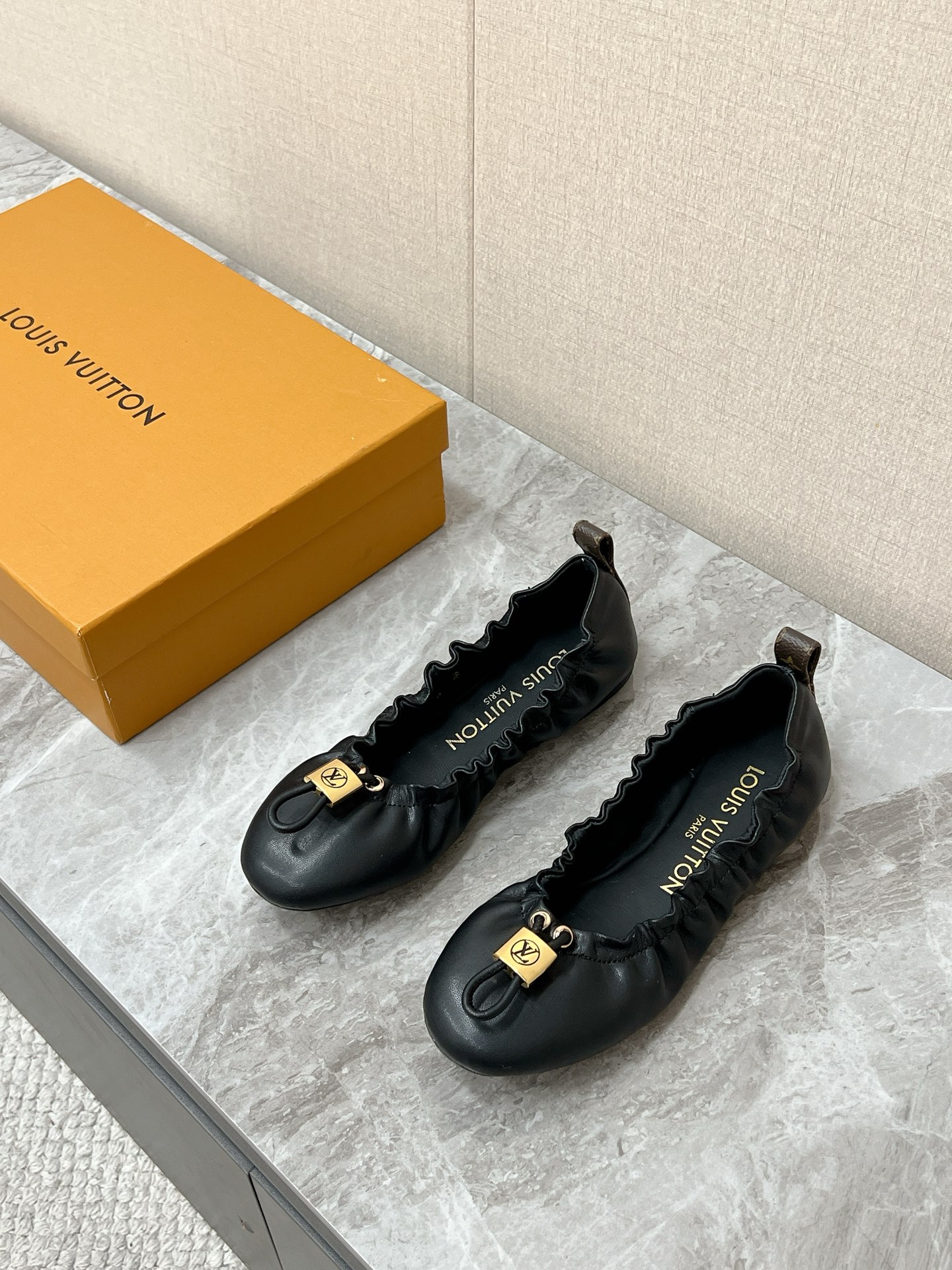 NO:876848,Louis Vuitton Louis Vuitton's latest spring and summer ballet folding flats. There are many celebrity Internet celebrities. The shoe opening is designed with pleated elastic lace. It fits the ankle without squeezing the foot or grinding the heel. It can be adapted to high and low insteps. It is not easy to fall off when walking. The toe is equipped with a small LV metal lock pendant. It is a signature element of the style. It can be slightly pulled to adjust the elasticity. It has both decorative and practical functions. It is highly recognizable. Upper LV presbyopia denim with washed texture.  Wear-resistant and breathable original open-molded non-slip outsole Size 35-41 (40 41 non-returnable), single shoes, louis vuitton, louis vuitton, louis vuitton, flats19860909Louis Vuitton路易威登春夏最新款芭蕾折叠平底鞋 超多明星网红种草 鞋口采用抽褶弹力花边设计 贴合脚踝 不挤脚不磨跟 高低脚背都能适配 走路不易掉跟鞋头配有LV金属小锁吊坠 为款式标志性元素 可轻微抽拉调节松紧 兼具装饰与实用作用 辨识度极高 鞋面LV老花丹宁布 水洗质感 耐磨透气原版开模防滑大底Size35-41（40 41不退换）,单鞋,louis vuitton,louis vuitton,louis vuitton,flats,Women's Shoes