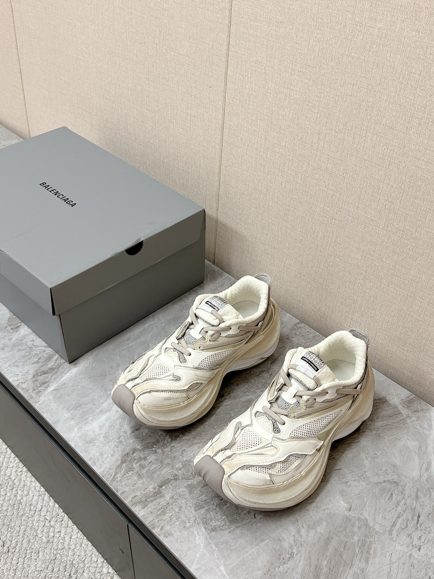 NO:854050,Balenciaga's latest dad shoes and sneakers for spring and summer adopt the iconic deconstructed design, irregular tailoring, exposed stitching and layered mesh structure to create a futuristic 'raggedy' look. The information label on the outside of the tongue and the embossed shoe size on the heel are its identification points. The Jet series has achieved lightweight innovation, solving the problems of overweight shoes and inconvenience to wear in the past. The upper foot comfort has been greatly improved, and it can be held for daily commuting and even light exercise.  This pair of shoes has its own heightening effect. When paired with straight jeans, overalls or sports pants, you can easily create a cool street style. Original open-molded outsole Size female 35-40 male 39-44, balenciaga, balenciaga, sneakers, jeans19860909巴黎世家Balenciaga春夏最新款老爹鞋 运动鞋 采用标志性的解构主义设计 不规则剪裁 外露缝线与层叠网布结构 打造出极具未来感的“破烂风”造型 鞋舌外侧的信息标签 后跟的压纹鞋码都是它的识别点Jet系列实现了轻量化革新 解决了过去鞋身过重、穿着不便的问题 上脚舒适度大幅提升 日常通勤甚至轻运动都能hold住 这双鞋自带增高效果,搭配直筒牛仔裤、工装裤或者运动卫裤都能轻松打造街头潮酷风原版开模大底Size女35-40 男39-44,,balenciaga,balenciaga,sneakers,jeans,Men's shoes