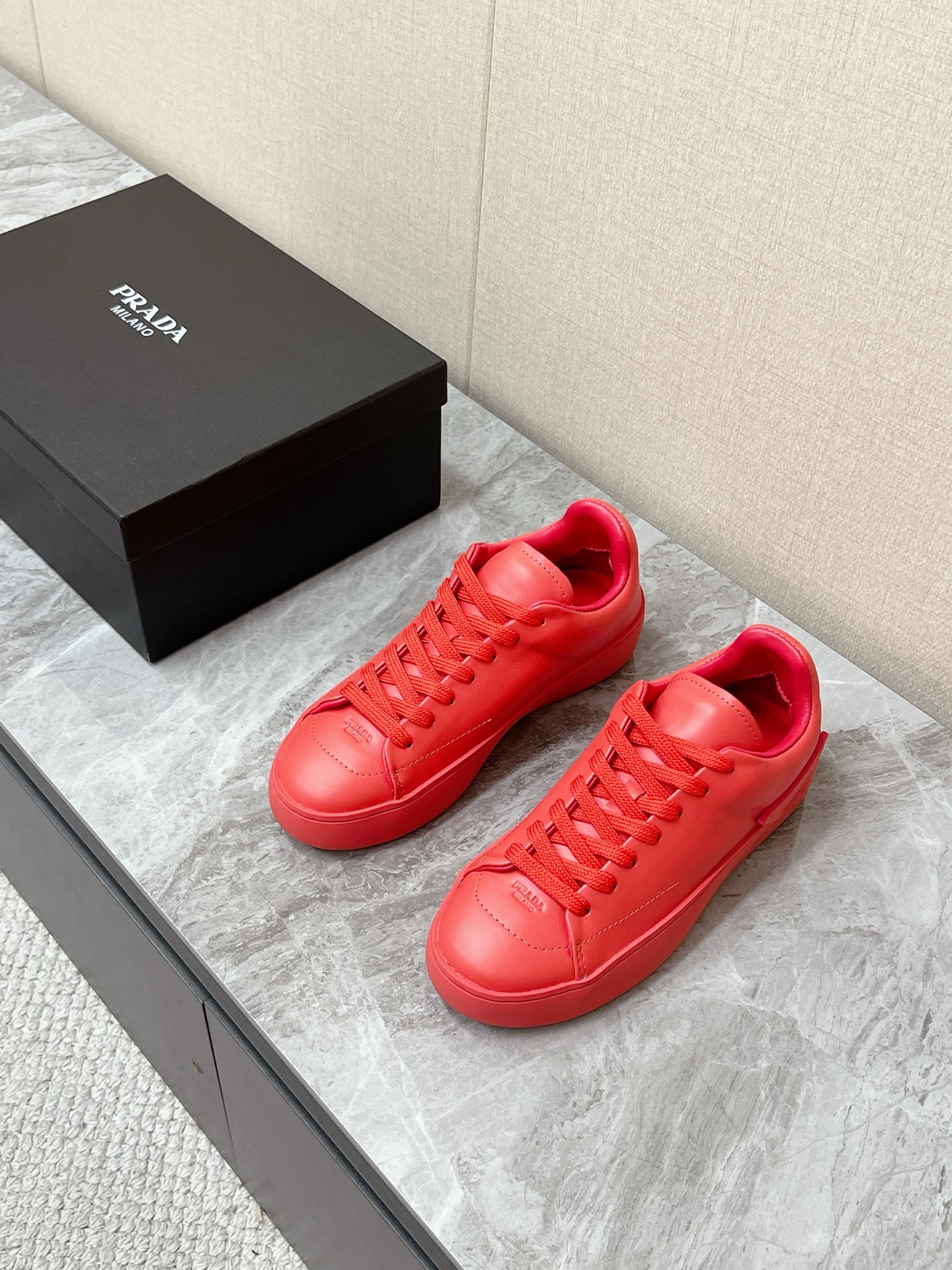 NO:854069,Prada's latest spring and summer couple's old-money style minimalist casual shoes, small white shoes, with many celebrity Internet celebrities. The Prada metal triangle logo on the heel is one of the most recognizable elements of the brand. Low-key and high-end is Prada's iconic design language. The upper is made of delicate calf leather. It feels soft and smooth. The lines of the shoe body are clean and neat. It is matched with laces of the same color and a simple tongue. The whole is a minimalist and high-end sense. The original open-molded outsole is sized for women 35-40.  Male 39-44,,prada,prada,cowhide19860909Prada普拉达春夏最新情侣款老钱风极简休闲鞋 小白鞋 超多明星网红种草 鞋后跟的Prada金属三角徽标是品牌最具辨识度的元素之一 低调又高级 是Prada标志性的设计语言鞋面采用细腻的小牛皮革打造 触感柔软顺滑 鞋身线条干净利落 搭配同色系鞋带和简约鞋舌 整体是极简的高级感原版开模大底码数女35-40 男39-44,,prada,prada,cowhide,Men's shoes
