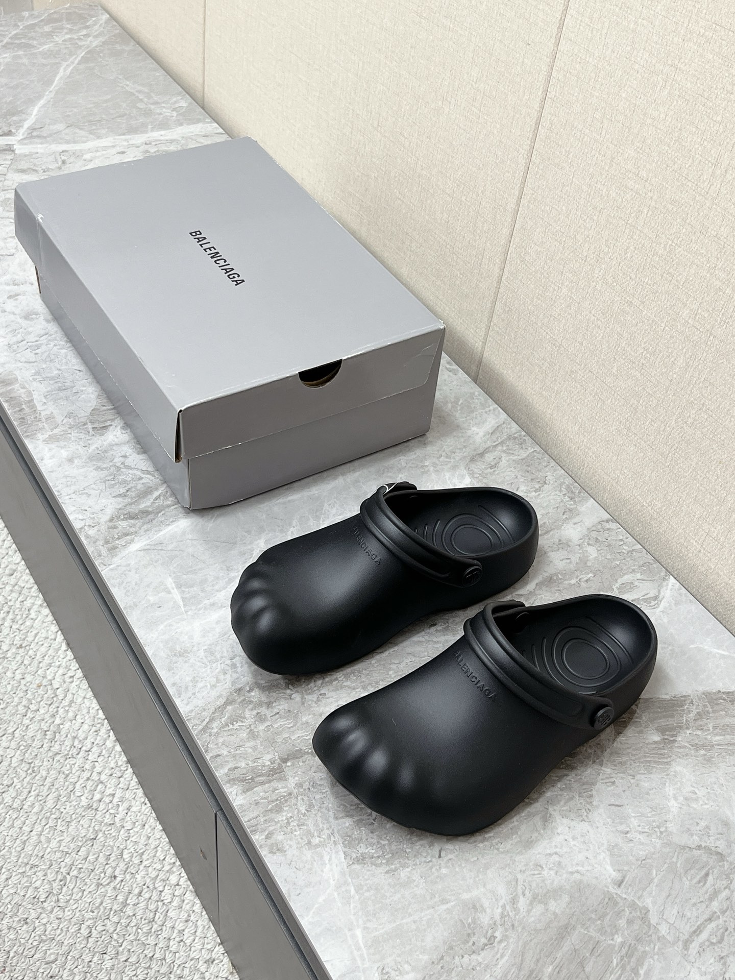 NO:854079,Balenciaga Balenciaga  Taking into account both fashion sense and basic practicality, the adjustable heel strap can be fixed to wear as mules or flipped down to be used as slippers. It is suitable for a variety of wearing scenarios. The original molded one-piece shoe size is 36-45, balenciaga, balenciaga, slippers.19860909Balenciaga 巴黎世家× Crocs HardCrocs 联名情侣款厚底洞洞鞋 超多明星网红种草 工业朋克风厚底标志性的超厚平台底设计 自带约10CM增高效果 侧面装饰了大量金属质感的螺栓 铆钉打造出强烈的机械朋克与未来感 鞋面采用比普通洞洞鞋更硬挺的橡胶材质 减少了传统洞洞鞋的软塌感 同时保留了透气孔设计 兼顾了潮流感与基础实用性 可调节的后跟带既能固定成穆勒鞋穿 也能翻下当拖鞋使用 适配多种穿搭场景原版开模一体成型鞋码数36-45,,balenciaga,balenciaga,slippers,Men's shoes