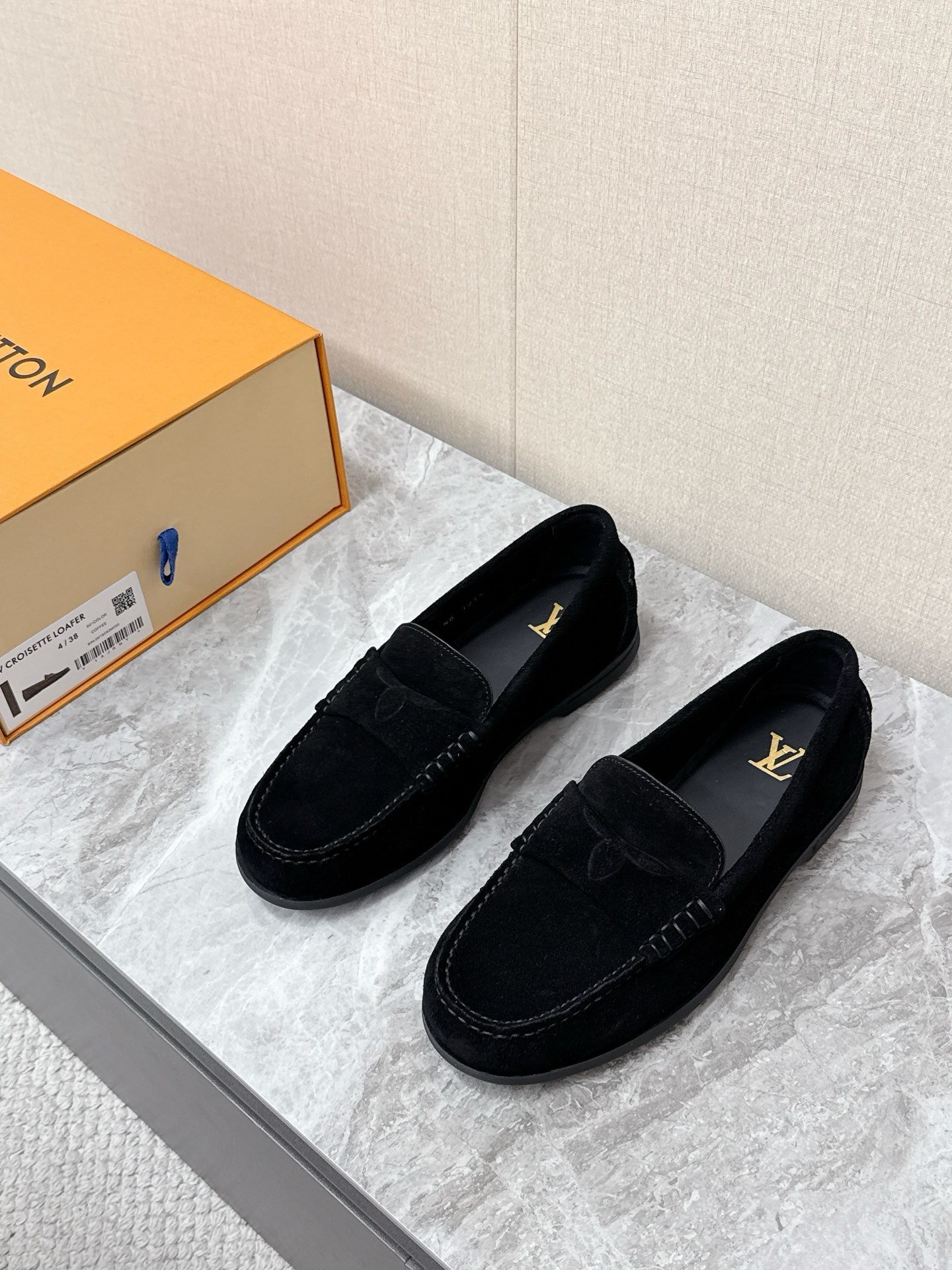 NO:854089,Louis Vuitton's latest spring and summer old-money style loafers. There are many celebrity Internet celebrities. The upper is made of fine suede and matte. The tongue is embossed with the LV four-leaf floral hidden logo. It has a full sense of brand value. Off-white lightweight rubber flat sole. The sole is hidden with Monogram presbyopia embossing. The foot feels soft. Pacific suede loafers. Daily commuting. Linen pants. Knitted casual wear. Lazy casual style.  The standard items for old money style wear are in sizes 39-45, louis vuitton, louis vuitton, louis vuitton, loafers, chamois leather19860909路易威登Louis Vuitton春夏最新款老钱风乐福鞋 超多明星网红种草 鞋面采用反绒麂皮细腻哑光 鞋舌位置压印LV四叶花卉暗标 品牌价值感拉满 米白色轻量化橡胶平底 鞋底暗藏Monogram老花压纹脚感偏软Pacific麂皮乐福 日常通勤 亚麻裤 针织休闲装 慵懒休闲风 老钱风穿搭标杆单品码数39-45,,louis vuitton,louis vuitton,louis vuitton,loafers,chamois leather,Men's shoes