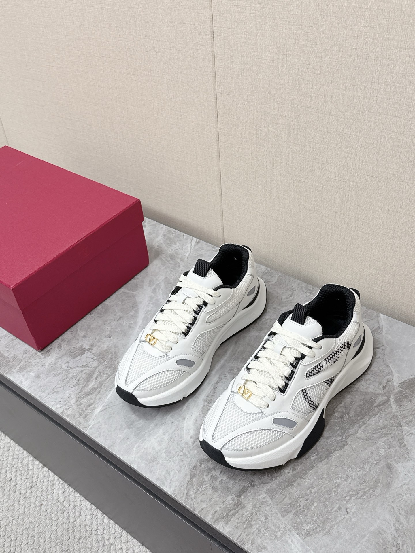 NO:854111,Valentino DEMIVEE's latest dad sneakers for spring and summer. Lots of celebrities. Retro 90s sports style dad shoe silhouette. Asymmetrical color block division. Small light gray patches on the side for detail embellishment. Black shoelaces with contrasting orange and white uppers. Rich visual layers. Both casual and light luxury textures. Upper honeycomb breathable mesh + off-white smooth calfskin stitching. Mesh structure breathable and sweat-wicking. White + black segmented thickened foam outsole.  Lightweight thick sole design, invisible increase in code number 39-45,,valentino,valentino,sneakers,cowhide19860909Valentino华伦天奴DEMIVEE春夏最新款老爹运动鞋 超多明星网红种草 复古90年代运动风老爹鞋轮廓 不对称色块分割 鞋侧浅灰小饰片做细节点缀 黑鞋带撞色橙白鞋面 视觉层次丰富 兼顾休闲与轻奢质感 鞋面蜂窝透气网布+米白光滑小牛皮拼接 网眼结构透气排汗 白+黑分段式加厚发泡大底 轻量化厚底设计 隐形增高码数39-45,,valentino,valentino,sneakers,cowhide,Men's shoes