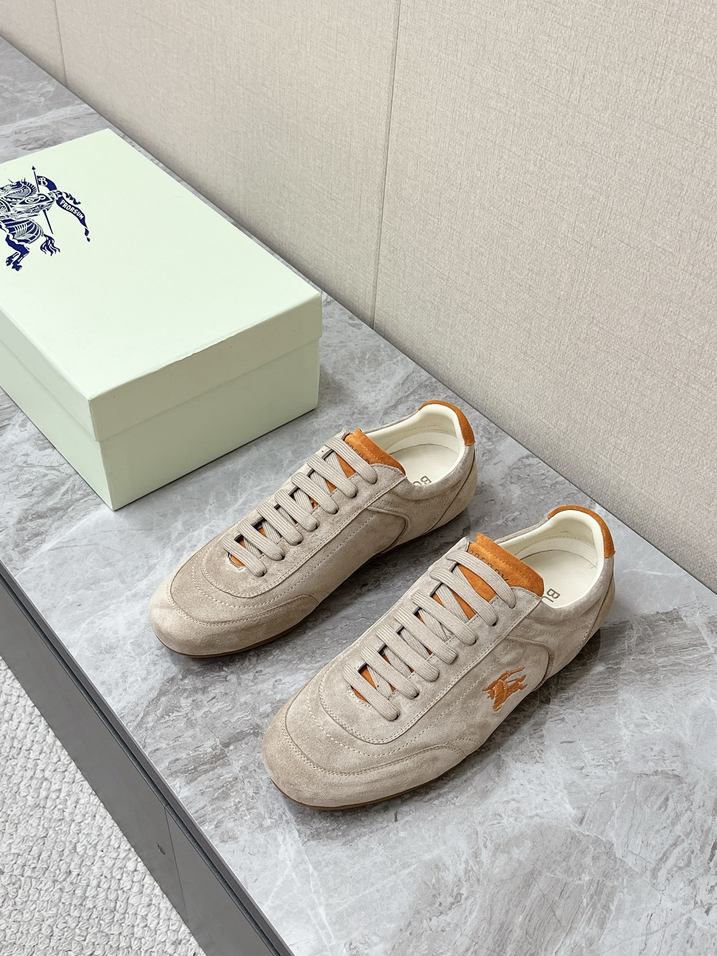 NO:889927,Men's 10 Burberry's latest spring and summer couple moral training shoes. There are many celebrity Internet celebrities. In recent years, the minimalist old money style has become very popular. The classic knight war horse logo is embroidered on the side of the shoe body, which is the brand's iconic visual symbol. The upper is imported high-mercerized smooth cowhide. Retro moral training shoes. Flat bottom. Simple design. No unnecessary decoration. Very in line with the current aesthetic combination. Original open-molded rubber non-slip outsole. Size female 35-50  Men 39-45, casual shoes/sports shoes, burberry, sneakers, cowhide19860909男装10 Burberry博柏利春夏最新情侣款德训鞋 超多明星网红种草 近些年超火极简老钱风穿搭 鞋身侧面刺绣经典骑士战马Logo 是品牌标志性视觉符号 鞋面进口高丝光牛皮 复古德训鞋型 平底 简简单单的设计 没有多余的装饰 非常符合当下的审美搭配 原版开模橡胶防滑大底Size女35-50 男39-45,休闲鞋/运动鞋,burberry,sneakers,cowhide,Women's Shoes