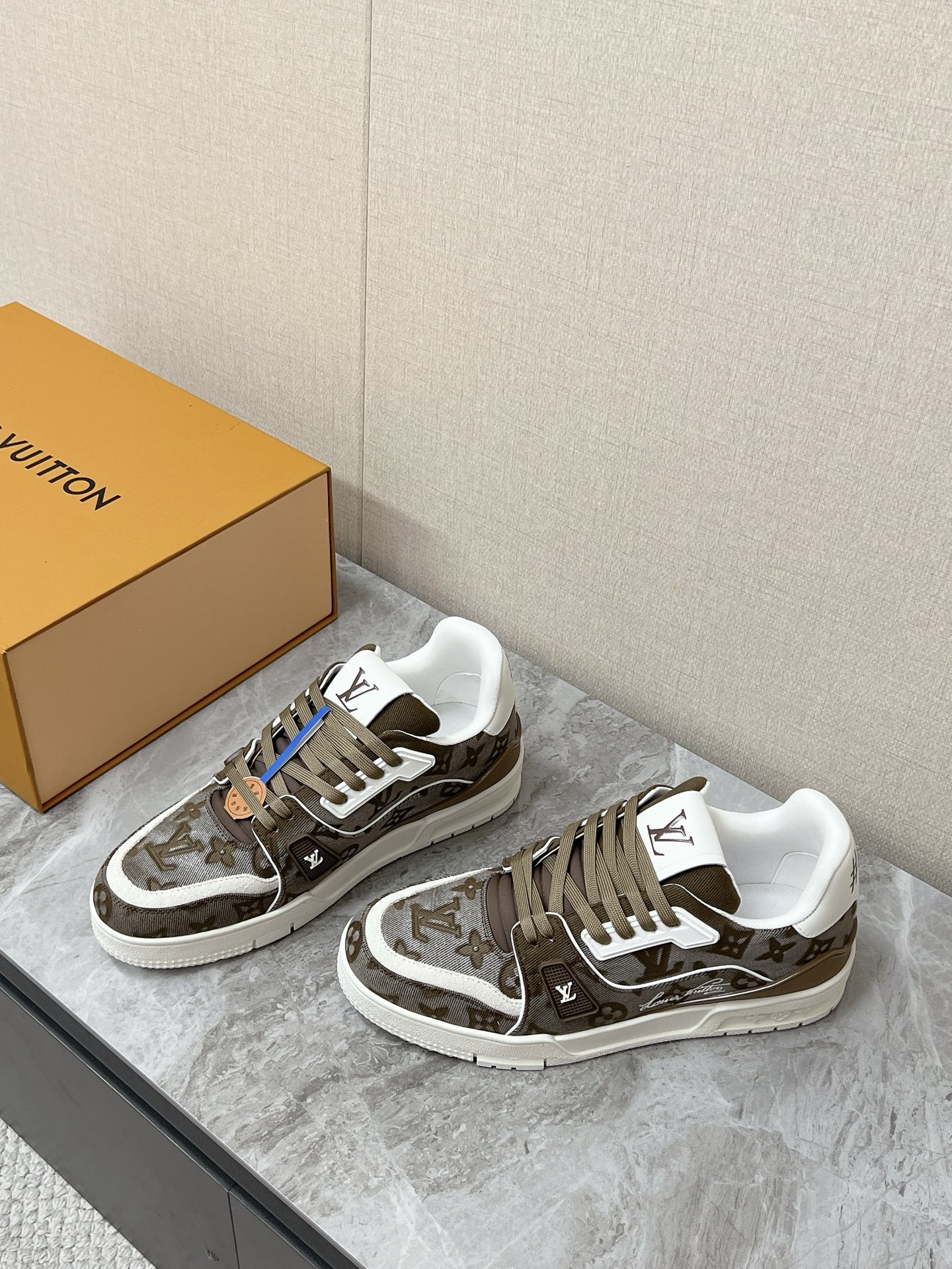 NO:886829,Louis Vuitton Louis Vuitton's classic Trainer series sneakers are inspired by retro basketball shoes. The shoe body is inspired by LV's classic Monogram presbyopia elements. The LV letters on the tongue, the VUITTON logo on the side, and the Monogram flowers on the outsole are all reflections of brand recognition. As a pair of low-cut sneakers, it can be adapted to almost all styles. It can be paired with jeans and sweatpants to create a street style. It can be worn with trousers for a casual and formal look. Both men and women can easily control the imported calf leather upper.  Original molded TPU outsole Size female 35-40 male 39-45,,louis vuitton,louis vuitton,louis vuitton,sneakers,jeans,cowhide19860909Louis Vuitton路易威登经典Trainer 系列运动鞋 超多明星网红种草 鞋身以复古篮球鞋为灵感 融入了LV经典Monogram老花元素 鞋舌的LV字母 侧面的VUITTON标识 外底的Monogram花卉都是品牌辨识度的体现 作为一双低帮板鞋 它几乎能适配所有风格 搭配牛仔裤 运动裤打造街头风 搭配西裤又能穿出休闲正装感 男女都能轻松驾驭鞋面进口小牛皮 原版开模TPU大底Size女35-40 男39-45,,louis vuitton,louis vuitton,louis vuitton,sneakers,jeans,cowhide,Men's shoes