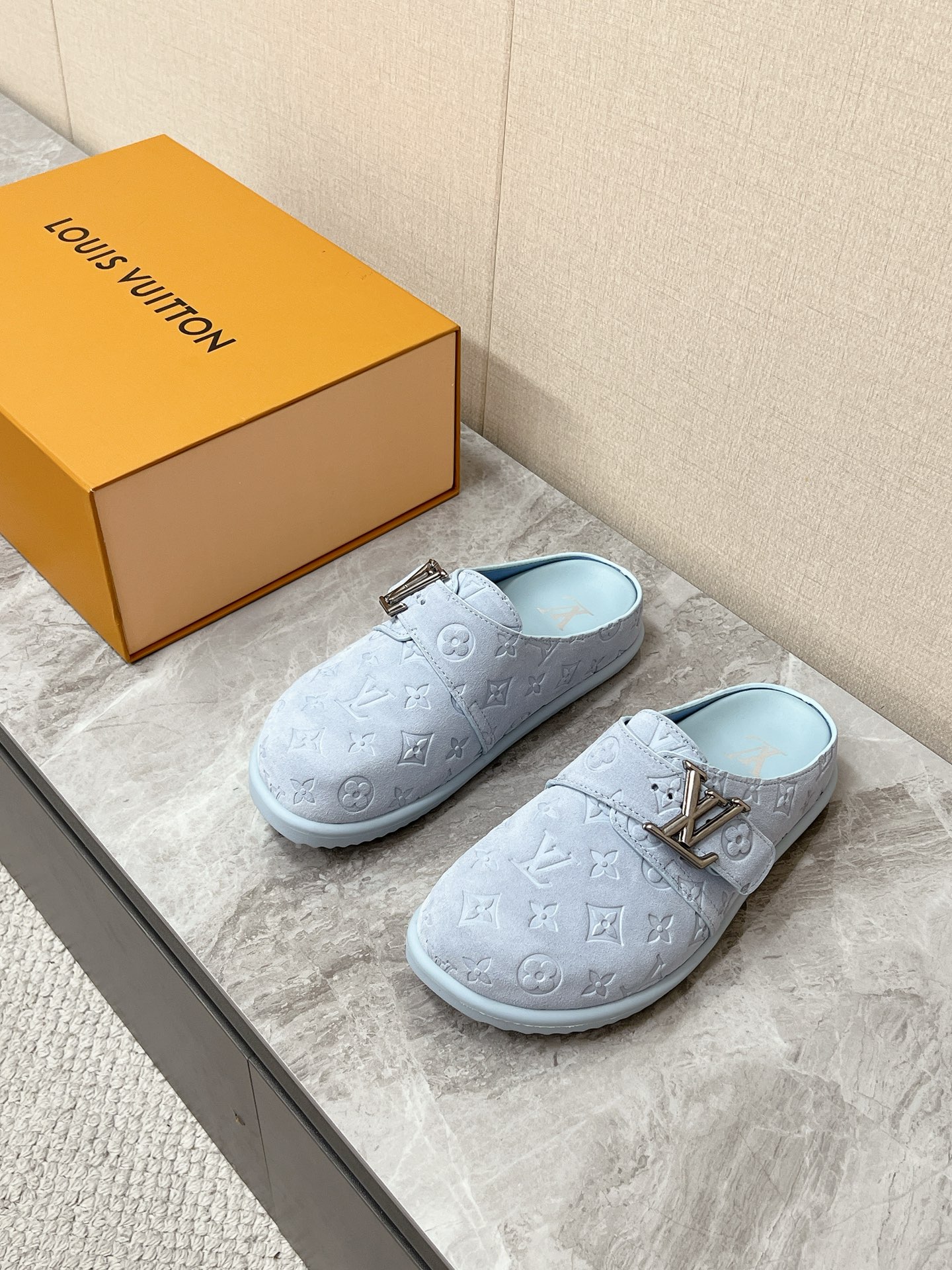 NO:886838,Louis Vuitton Louis Vuitton's latest spring and summer suede Mule semi-trailers. There are many celebrity Internet celebrities. The metal LV letter buckle on the front of the shoe is the finishing touch. It is not only a symbol of brand recognition, but also adjustable for tightness. It is highly adaptable to different foot types. The shoe body is made of soft embossed suede calfskin (suede). It has a delicate and advanced touch with a retro texture. The footbed is designed with ergonomic cushions.  Paired with lightweight EVA rubber non-slip outsole, heelless Muller design, super easy to put on and take off, with a relaxed and lazy atmosphere. Size39-45,,louis vuitton,louis vuitton,louis vuitton,cowhide,chamois leather19860909Louis Vuitton路易威登春夏最新款麂皮穆勒半拖 超多明星网红种草 鞋身正面的金属LV字母搭扣是点睛之笔 既是品牌辨识度的象征 也可调节松紧 对不同脚型的适配度很高 鞋身采用柔软的压花绒面小牛皮（麂皮）打造 触感细腻高级 自带复古质感 鞋床采用人体工学软垫设计 搭配轻量化EVA橡胶防滑大底 无后跟的穆勒设计 穿脱超方便 自带松弛慵懒的氛围感Size39-45,,louis vuitton,louis vuitton,louis vuitton,cowhide,chamois leather,Men's shoes