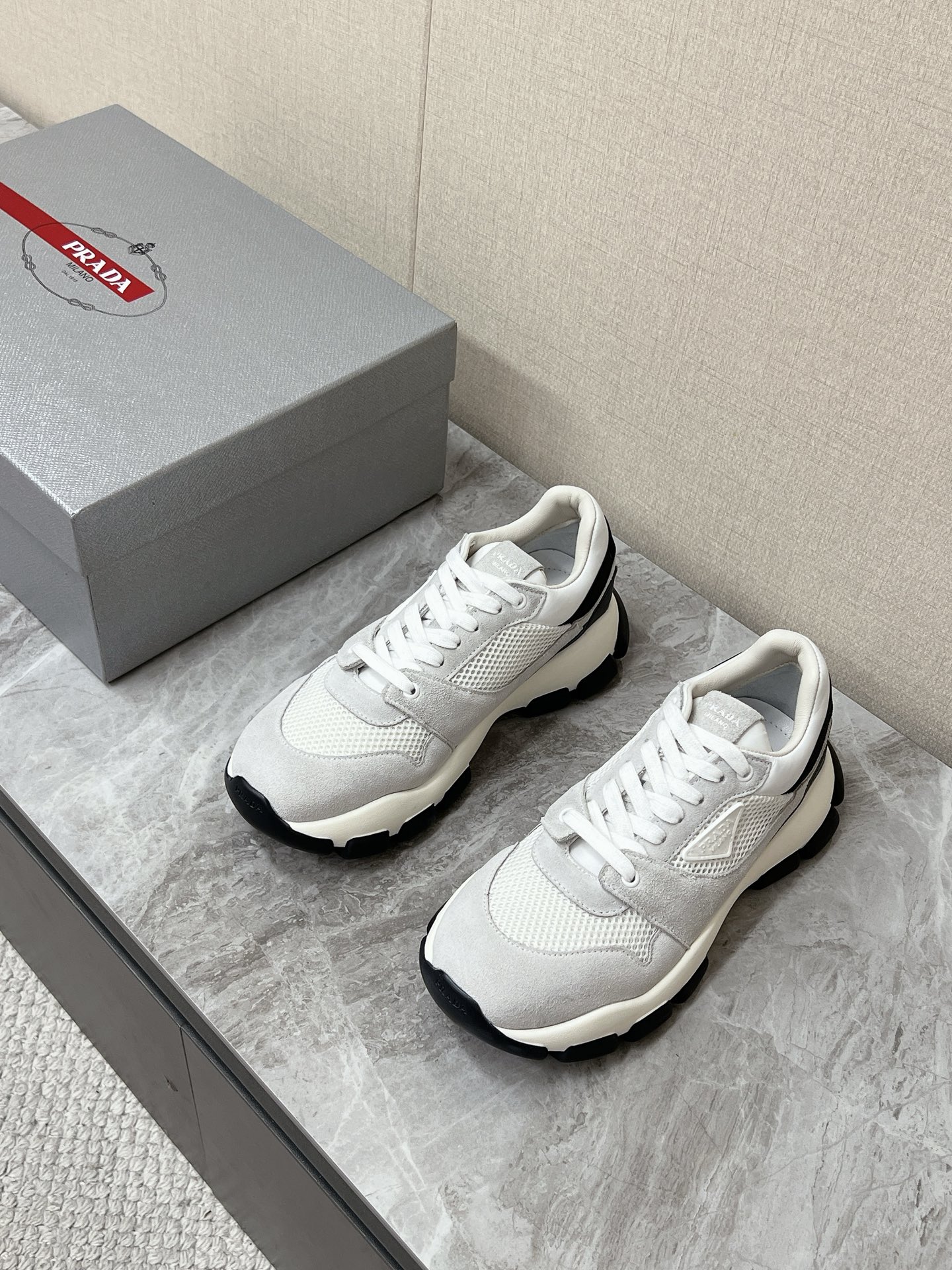 NO:886846,Prada's latest mesh fabric sneakers for spring and summer. Many celebrity Internet celebrities are planted. Breathable mesh fabric + suede stitching. It combines lightweight breathability with retro suede texture. The embossed rubber triangle logo on the side of the shoe is the brand's iconic identification element. It is equipped with enamel metal shoelace holes. Exquisite details. Segmented concave and convex anti-slip rubber outsole.  Black and white contrasting layered design, with built-in invisible heightening effect, sole texture has strong grip, suitable for commuting and outdoor travel. Women's 35-40, men's 39-45, prada, prada, sneakers, chamois leather19860909Prada普拉达春夏最新款网眼织物运动鞋 超多明星网红种草 透气网眼织物+翻毛皮麂皮拼接 兼顾轻量化透气与复古绒面质感 鞋侧浮雕橡胶三角徽标是品牌标志性识别元素 搭配珐琅金属鞋带孔 细节精致 分段式凹凸防滑橡胶大底 黑白撞色分层设计,自带隐形增高效果,鞋底纹路抓地力强,通勤、户外出行都适配码数女35-40 男39-45,,prada,prada,sneakers,chamois leather,Men's shoes