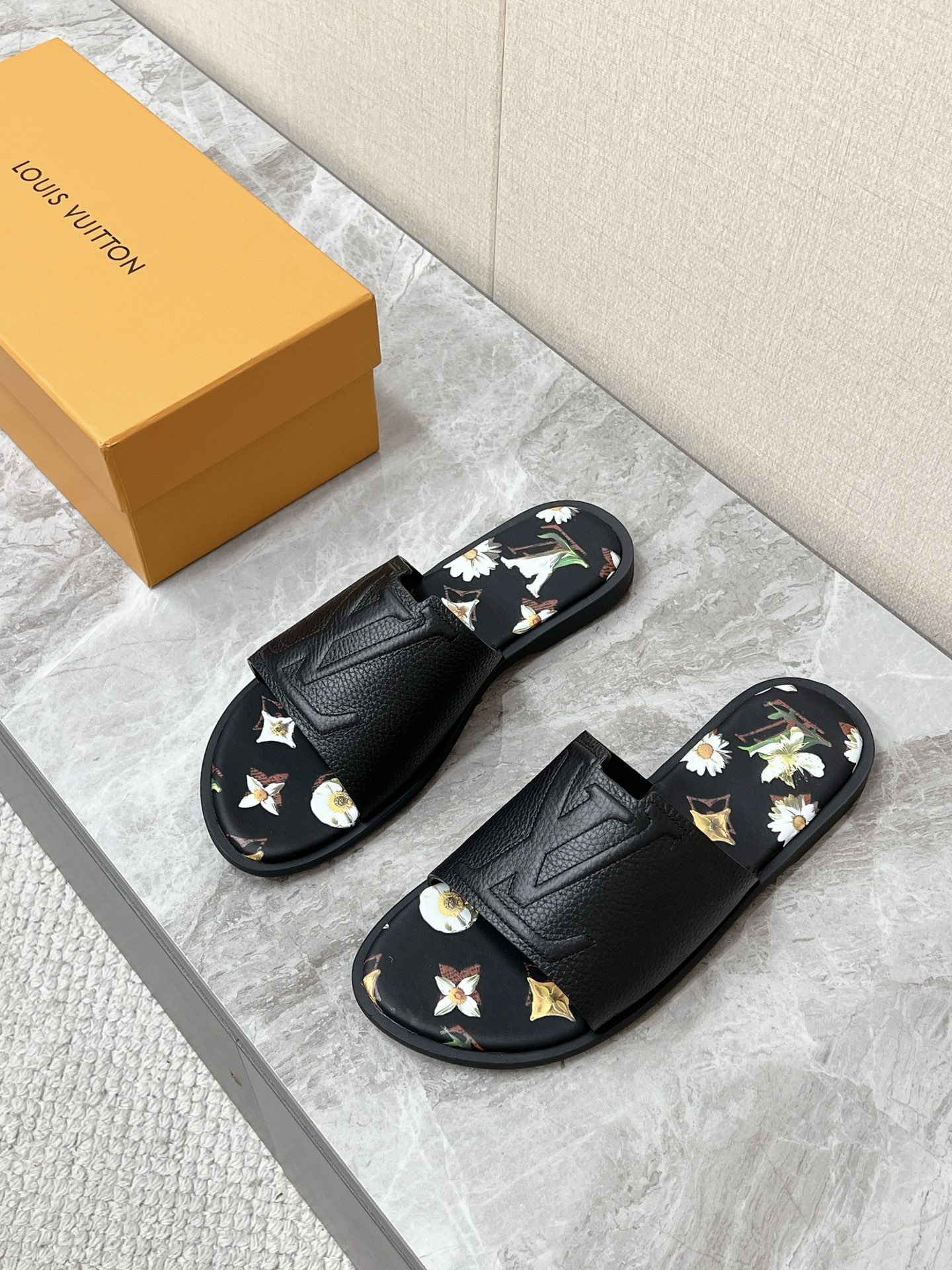 NO:886856,Louis Vuitton LOUIS VUITTON's latest spring and summer flower-limited flip-flops. Many celebrity Internet celebrities have planted grass. This is the Louis Vuitton Waterfront Mule series casual flip-flops. The picture shows the spring and summer floral limited version. It mainly focuses on men's light luxury summer sandals. The wide band has a three-dimensional large LV letter logo embossed on the front. The leather texture enhances the texture and is not easy to deform. The entire series of insoles uses the white magnolia flower + LV star flower all-over print pattern. The overall waterproof rubber base has ergonomic arc support for the arch.  The outsole is light, soft and non-slip. The side edges are white to enhance the visual sense of hierarchy. Size 39-45,,louis vuitton,louis vuitton,louis vuitton19860909路易威登LOUIS VUITTON春夏最新款花卉限定一字拖 超多明星网红种草 这是路易威登 Waterfront Mule 系列休闲一字拖 图中为春夏花卉限定改版 主打男士轻奢夏日凉拖 宽饰带正面压印立体大号LV字母标识 皮质纹理提升质感 不易变形 全系列鞋垫统一使用白色玉兰花+LV星花满印图案 整体防水橡胶基底 足弓做人体工学弧形支撑 外底轻软防滑 侧边包边为白色 提升视觉层次感码数39-45,,louis vuitton,louis vuitton,louis vuitton,Men's shoes