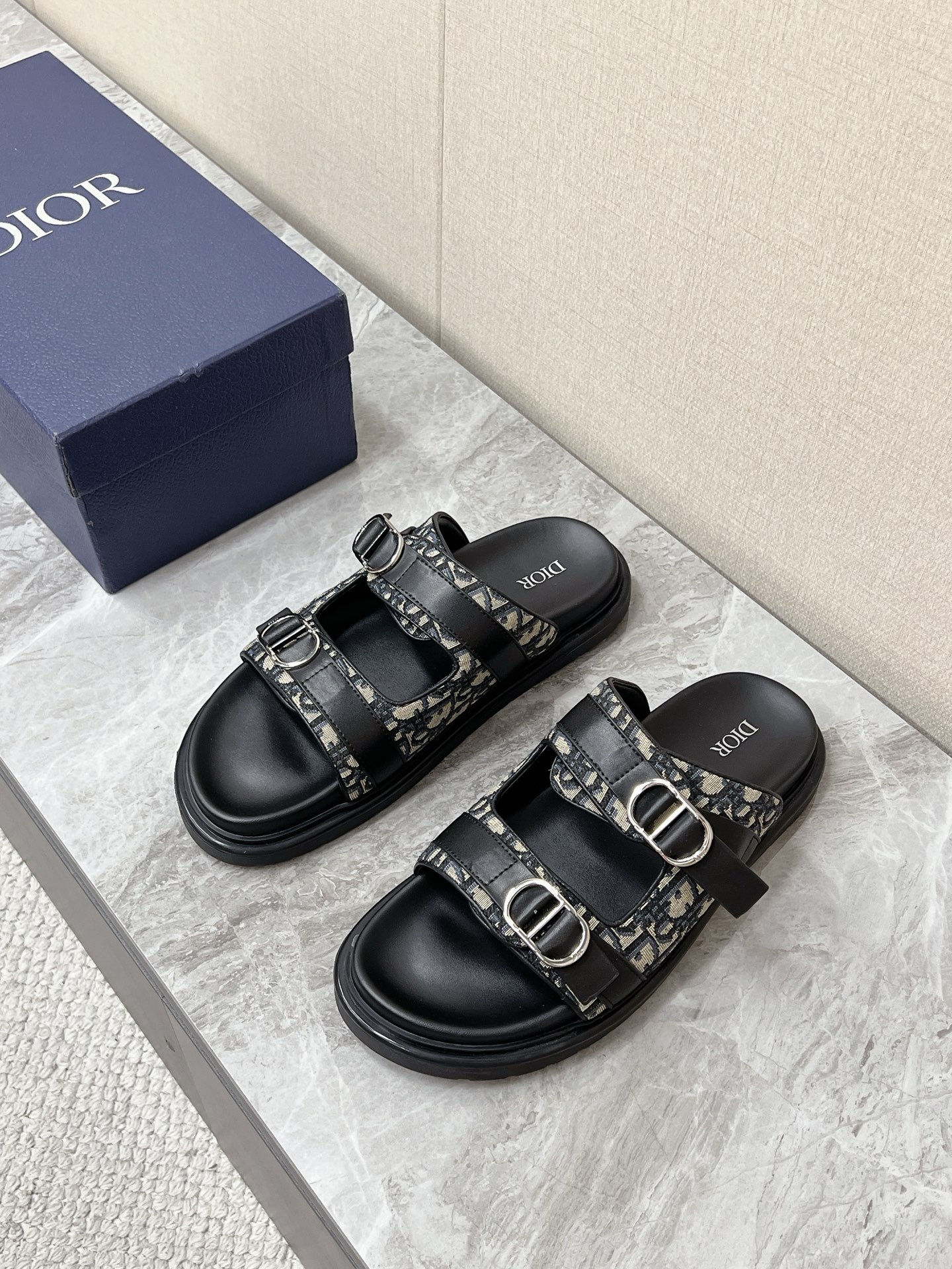 NO:886863,Dior Dior's latest spring and summer double-button thick-soled flip-flops. Many celebrities have planted grass. The iconic Oblique presbyopic webbing on the upper. Each strap is equipped with a sliding silver CD metal buckle. The strap can be adjusted freely to adapt to different foot widths. The metal buckle is engraved with the brand logo. It is highly recognizable. The multi-layered black rubber thick sole has a slight heightening effect. The sole is made of non-slip texture. The foot bed is made of smooth cowhide, which is not easy to wear for a long time. Wide-lasted round toe design  No toes squeezed, no heel slipper structure, easy to put on and take off, lazy slippers style, size 39-45, dior, dior, slippers, cowhide19860909Dior迪奥春夏最新款双扣厚底一字拖 超多明星网红种草 鞋面标志性Oblique老花织带 每根饰带配备可滑动银色CD金属扣 能自由调节绑带松紧 适配不同脚宽 金属扣刻印品牌logo 辨识度极高 多层黑色橡胶厚底 自带轻微增高效果 鞋底做防滑纹路 脚床为平滑牛皮 久穿不易磨脚 宽楦圆头设计 不挤脚趾 无后跟套脚结构 穿脱便捷 属于懒人拖鞋款式码数39-45,,dior,dior,slippers,cowhide,Men's shoes