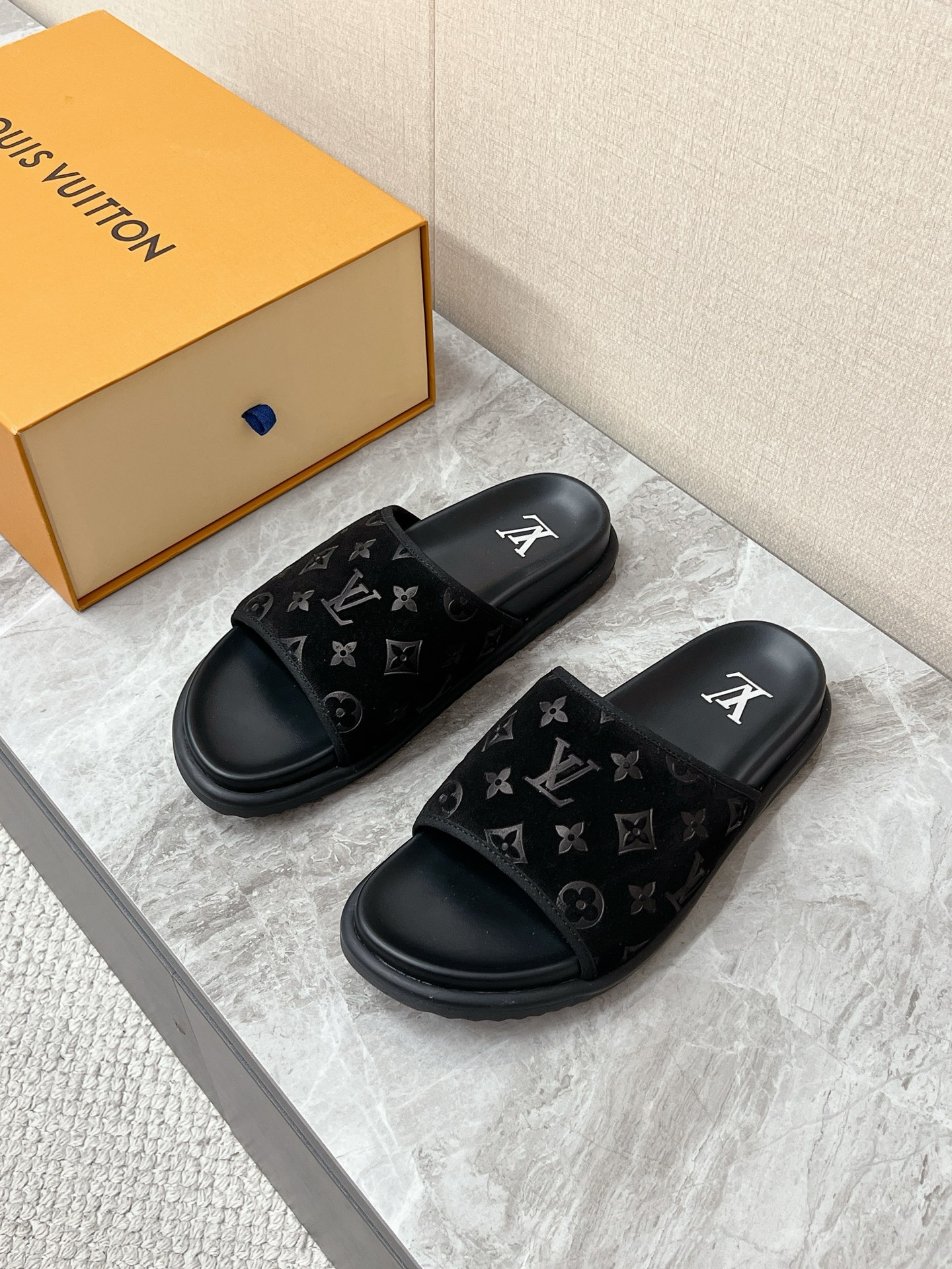 NO:889888,LOUIS VUITTON's latest flip-flops for spring and summer. Lots of celebrity influencers. Wide rubber straps on the upper. LV classic Monogram presbyopia logo embossed all over. Full brand recognition. Ergonomic curved cushioning insole. Soft and non-abrasive. Lightweight full rubber sole. Non-slip texture on the side. One-line open-toe lazy slippers. Strapless design. Easy to put on and take off. Code number 39-45, slippers, louis  vuitton,louis vuitton,louis vuitton,slippers19860909路易威登LOUIS VUITTON春夏最新款一字拖 超多明星网红种草 鞋面宽幅橡胶饰带 通体压印LV经典Monogram老花标识 品牌辨识度拉满 人体工学弧形缓冲鞋垫 脚感柔软不磨脚 轻量化全橡胶厚底 侧边带有防滑纹理 一字露趾懒人拖 无绑带设计 穿脱便捷 码数39-45,拖鞋,louis vuitton,louis vuitton,louis vuitton,slippers,Women's Shoes