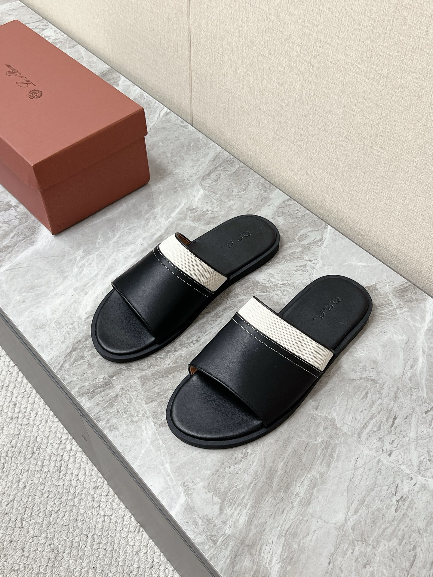 NO:889894,Loro Piana is the latest old-money flip flop for spring and summer. This is LP's classic Aeolian vacation flip flop. It is also recognized as a 'ceiling-level summer lazy flip flop' in the light luxury circle. It focuses on Italian relaxed minimalist style and can be worn at home, outings, and vacations. The upper strap is made of top-layer textured cowhide + linen canvas webbing splicing structure. The canvas webbing is wrapped and stitched to reinforce, weakening the heaviness of pure leather, breathable and not stuffy on the feet.  The entire pair of shoes does not have any exposed printing and metal logo. Only the low-key brand logo is embossed on the inner insole, which perfectly fits LP's consistent 'low-key luxury' original molded non-slip outsole size 39-45, slippers, loro piana, loro piana, slippers, cowhide19860909Loro Piana 诺悠翩雅春夏最新款老钱风一字拖 这是LP经典的伊奥利亚度假一字拖 也是轻奢圈公认的「天花板级夏日懒人拖」,主打意式松弛极简风 兼顾居家、外出、度假多场景穿着 鞋面带采用头层摔纹牛皮+亚麻帆布织带拼接结构 帆布织带做包边车线加固 弱化纯皮的厚重感 透气不闷脚 整双鞋无任何外露印花、金属Logo 仅在内侧鞋垫压印低调品牌标识,完美契合LP一贯的「低调奢感」原版开模防滑大底码数39-45,拖鞋,loro piana,loro piana,slippers,cowhide,Women's Shoes