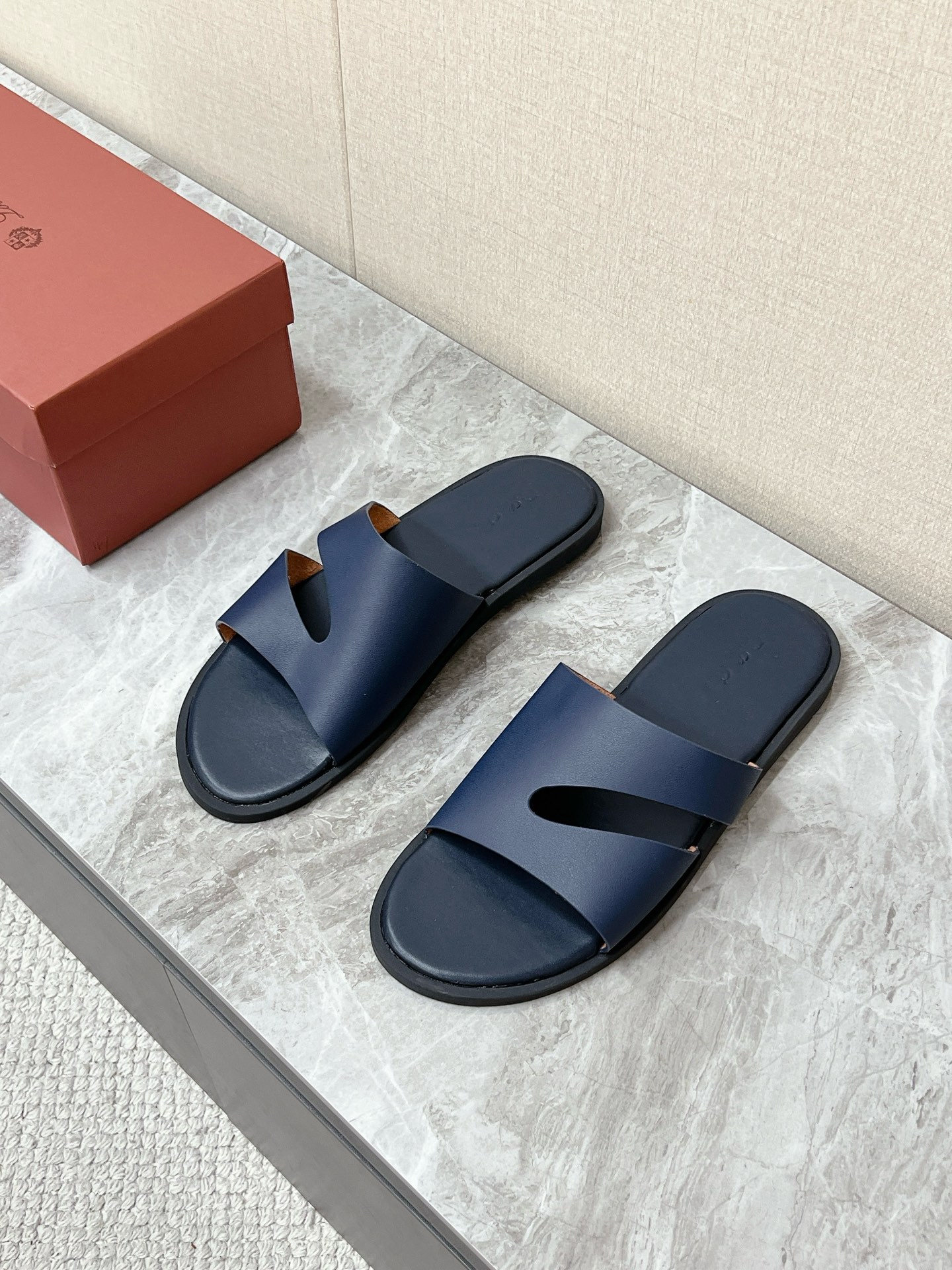 NO:889899,Loro Piana's latest spring and summer H-shaped hollow sandals. This is Loro Piana's classic H-cut hollow vegetable-tanned cowhide outer sandals. It is also the benchmark model of LP old-money style summer sandals. It features low-key texture without logo, full-grain genuine leather, and arch support. It can be used in all scenarios of home, commuting, and vacation. The upper is cut from a single piece of top-grain cowhide.  Two wide leather strips at the top and bottom + natural hollow cut in the middle form the iconic H shape. The hollow structure greatly improves the breathability of the instep. It will not sweat or stick to the feet after long-term wear in summer. Only shallow embossed dark pattern brand letters are made on the inside of the leather surface. There is no exposed logo in the whole process, which perfectly fits the brand tone of LP's 'low-key luxury'. Original open-molded non-slip outsole size 39-45, slippers, loro piana, loro piana, slippers, cowhide19860909Loro Piana诺悠翩雅春夏最新款H型镂空一字凉拖 这是Loro Piana经典H-cut镂空植鞣牛皮外穿一字拖,也是LP老钱风夏日凉拖的标杆款,主打无logo低调质感、全粒面真皮、足弓支撑,兼顾居家、通勤、度假全场景 鞋面由一整张头层粒面牛皮裁切而成 上下两条宽皮条+中间自然镂空切口形成标志性H造型 镂空结构大幅提升脚背透气性 夏季久穿不闷汗、不粘脚仅在皮面内侧做浅压暗纹品牌字母,全程无外露logo,完美契合LP“低调奢感”的品牌调性原版开模防滑大底码数39-45,拖鞋,loro piana,loro piana,slippers,cowhide,Women's Shoes