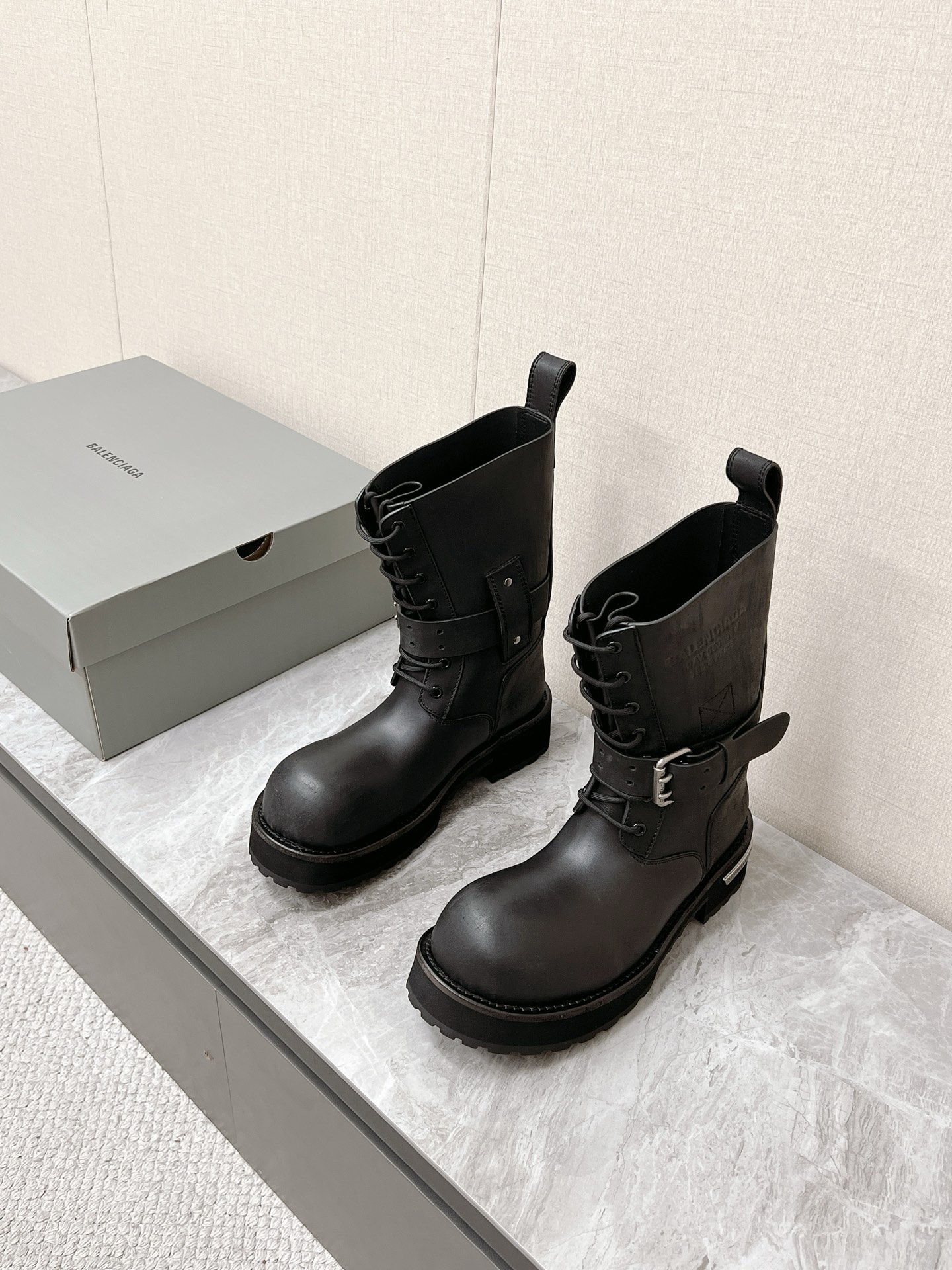 NO:898195,Men 20 Balenciaga 25FW Venom Couple's Single Buckle Strap Motorcycle Boots Please look for the higher version. These boots are unique in design. The straps and belt elements are the highlights. Not only can the boots be firmly attached to the feet, but the tightness can also be adjusted at will. In terms of detail processing, the brand's iconic old hardware is used throughout to cleverly create a retro wear effect and highlight the personality attitude. It is paired with thick toothed rubber soles. It not only ensures the comfort of wearing, but also strengthens the overall sense of fashion and visibility. Venom high boots are undoubtedly a fashion item not to be missed this season. They will add a unique charm to fashion enthusiasts' outfits and lead a new round of fashion. The height of the boot shaft is 370mm. The upper layer of cowhide is distressed. The lining is water-dyed cowhide. The outsole height is 5CM. The original molded leather welt combination outsole Size 35-40 male 39-45,,balenciaga,balenciaga,boots,cowhide19860909男20 Balenciaga巴黎世家25FW毒液Venom情侣款单扣绑带机车靴  请认准高版本 这款靴子在设计上独具匠心 以绑带与皮带元素作为亮点 不仅能将靴子稳固贴合于足部 更可随心调节松紧 在细节处理上 品牌标志性的做旧五金件贯穿始终 巧妙营造出复古磨损效果,彰显个性态度搭配厚实的齿状橡胶鞋底 既保证了穿着的舒适度,又强化了整体的时尚感与辦识度Venom高筒靴无疑是本季不容错过的时尚单品,它将为时尚爱好者们的穿搭增添别样魅力,引领新一轮的潮流风尚 靴筒高度370mm 鞋面头层牛皮做旧处理 内里水染牛皮 大底高度5CM 原版开模真皮沿条组合大底 Size 35-40男39-45,,balenciaga,balenciaga,boots,cowhide,Men's shoes