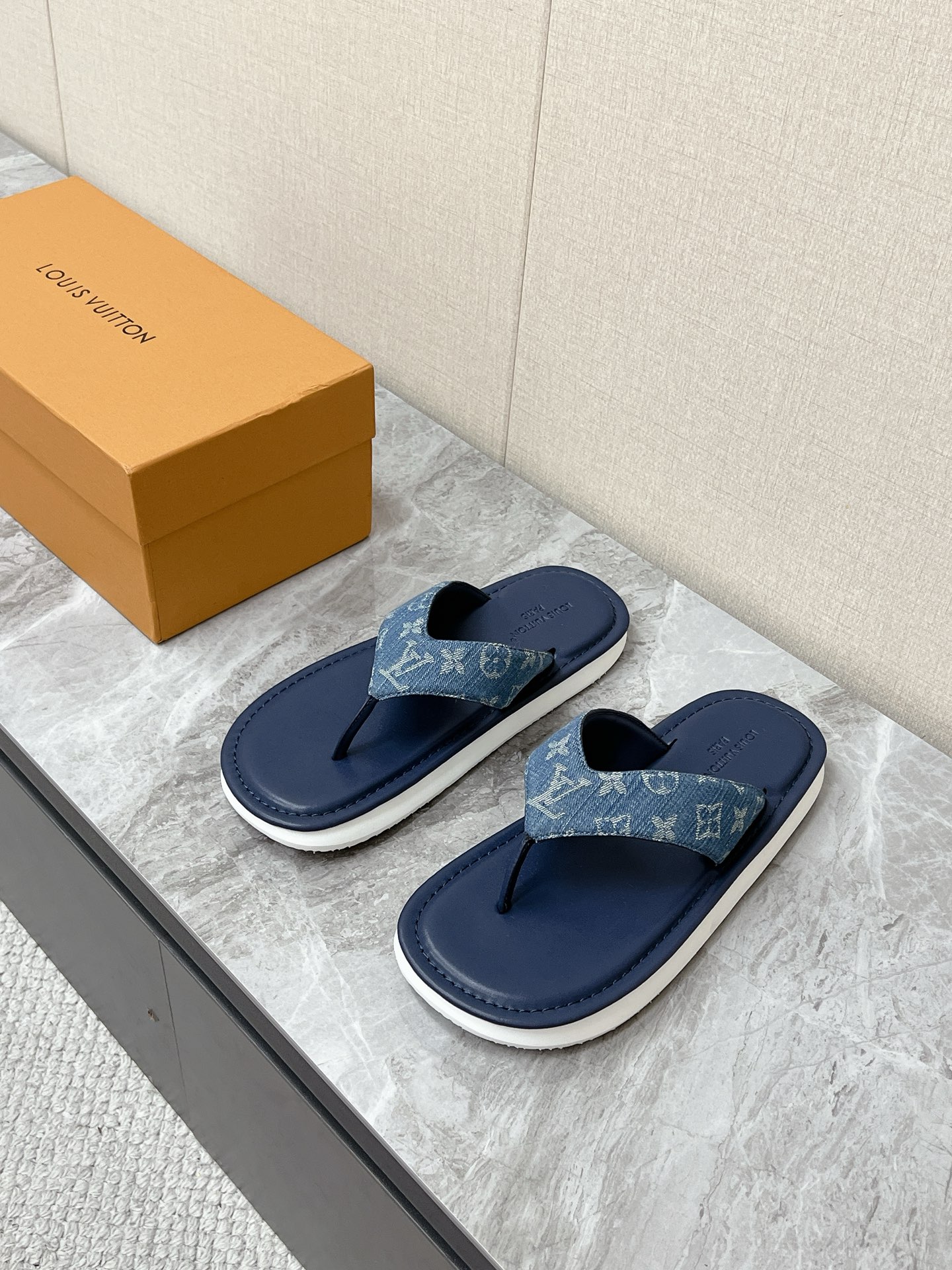 NO:898466,Louis Vuitton Louis Vuitton's latest thick-soled flip-flops for spring and summer. There are many celebrity Internet celebrities. These are LV's spring and summer daily casual flip-flops. They can be used for outdoor travel, beach vacations, and urban commuting. They are divided into two versions: denim presbyopia and solid glossy cowhide. It focuses on simple, light and luxurious casual style. Washed denim fabric, full-print LV classic Monogram presbyopia logo. Retro denim texture. Fine grained calfskin, straps embossed 'LOUIS VUITTON'  'PARIS' metal logo V-shaped herringbone straps are used to soften the edges and reduce foot wear. Widened footbeds do not squeeze the forefoot. Layered cushioning rubber thick soles provide cushioning for walking without tiring the feet. Original molded non-slip outsole size 39-45,,louis vuitton,louis vuitton,louis vuitton,slippers,cowhide19860909Louis Vuitton路易威登春夏最新款厚底人字拖鞋 超多明星网红种草 这是LV春夏日常休闲人字拖 兼顾户外出行 沙滩度假 城市通勤 分牛仔老花款与纯色光面牛皮款两大版型 主打简约轻奢休闲风 水洗牛仔面料,满印LV经典Monogram老花标识 复古丹宁质感 细腻粒面小牛皮,绑带压印「LOUIS VUITTON PARIS」金属logo V型人字绑带做软化包边 减少磨脚 加宽鞋床 不挤压前掌 分层缓震橡胶厚底 走路缓冲不累脚原版开模防滑大底码数39-45,,louis vuitton,louis vuitton,louis vuitton,slippers,cowhide,Men's shoes