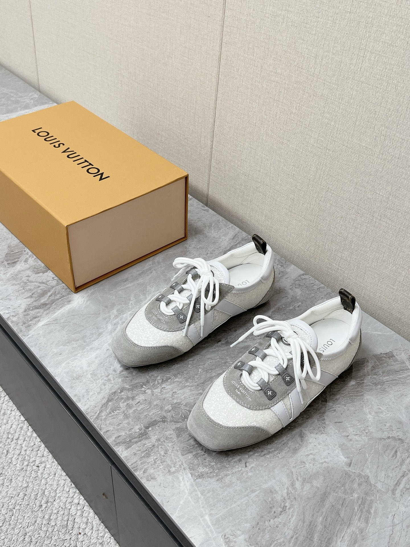 NO:898475,Louis Vuitton Louis Vuitton's latest sequined ballet moral training flats. Many celebrities have planted grass. Spring and summer women's ballet style moral training casual shoes. Combining retro moral training shoes and the soft feel of thin-soled ballet shoes, they are daily luxury casual shoes with a light atmosphere. The upper is made of fine sequined fabric with a fine luster. It is paired with a suede suede toe. White leather V-shaped trim on the side is rich in layers. The shoelace hole patch is printed with the LV four-leaf flower logo.  Details enhance brand recognition. Black webbing pull-up ring at the heel for easy putting on and taking off. Ultra-thin flat bottom structure. Low-profile narrow toe box. Fits the foot shape and makes the foot slender. Thin rubber sole is soft and lightweight. No heavy feeling, taking into account walking comfort. Size 35-42 (40-42 non-returnable),, louis vuitton, louis vuitton, louis vuitton, flats, chamois leather19860909Louis Vuitton路易威登最新款亮片芭蕾德训平底鞋 超多明星网红种草 春夏女士芭蕾风德训休闲鞋 融合复古德训鞋型与薄底芭蕾鞋柔软脚感,是主打轻盈氛围感的日常轻奢休闲鞋 鞋面采用细闪亮片面料 自带细碎光泽 搭配翻毛皮麂皮鞋头 侧边白色皮革V形饰条 层次丰富 鞋带孔饰片印有LV四叶花卉标识 细节强化品牌辨识度 后跟黑色织带提拉环 方便穿脱 超薄平底结构 低轮廓窄鞋头 贴合脚型显脚纤细；橡胶薄底柔软轻便 无厚重感,兼顾走路舒适度Size35-42（40-42不退换）,,louis vuitton,louis vuitton,louis vuitton,flats,chamois leather,Men's shoes