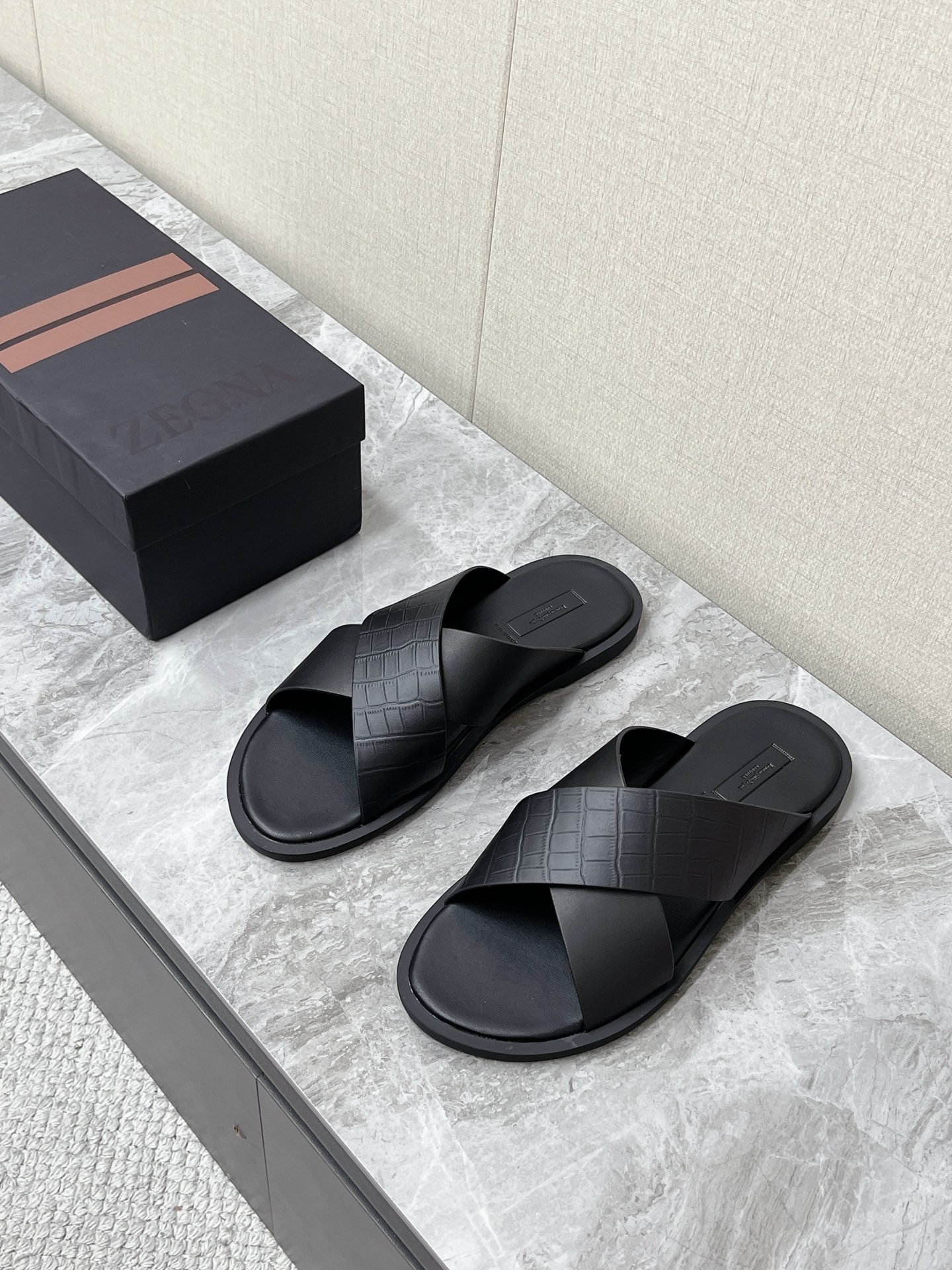NO:931174,ZEGNA Zegna's latest spring and summer old-money style cross-strap casual leather slippers. Many celebrity Internet celebrities have planted grass. It belongs to the Zegna men's light luxury minimalist style summer sandals series. It relies on clean tailoring, high-quality leather and hand-woven crafts to reflect the brand texture, in line with Zegna's low-key luxury design language. The classic  Lined in cowhide, original molded rubber non-slip outsole, size 39-45, zegna, cowhide19860909ZEGNA杰尼亚春夏最新款老钱风交叉带休闲皮拖 超多明星网红种草 属于杰尼亚男士轻奢极简风夏日凉拖系列 依靠利落剪裁、优质皮革与手工编织工艺体现品牌质感,契合杰尼亚低调奢华的设计语言 经典X型交叉绑带设计 均匀分摊脚背压力 行走不易滑脚 鞋头为圆润微方版型 包容宽脚、肉脚,无挤压感 鞋面进口小牛皮 内里牛皮里 原版开模橡胶防滑大底码数39-45,,zegna,cowhide,Men's shoes