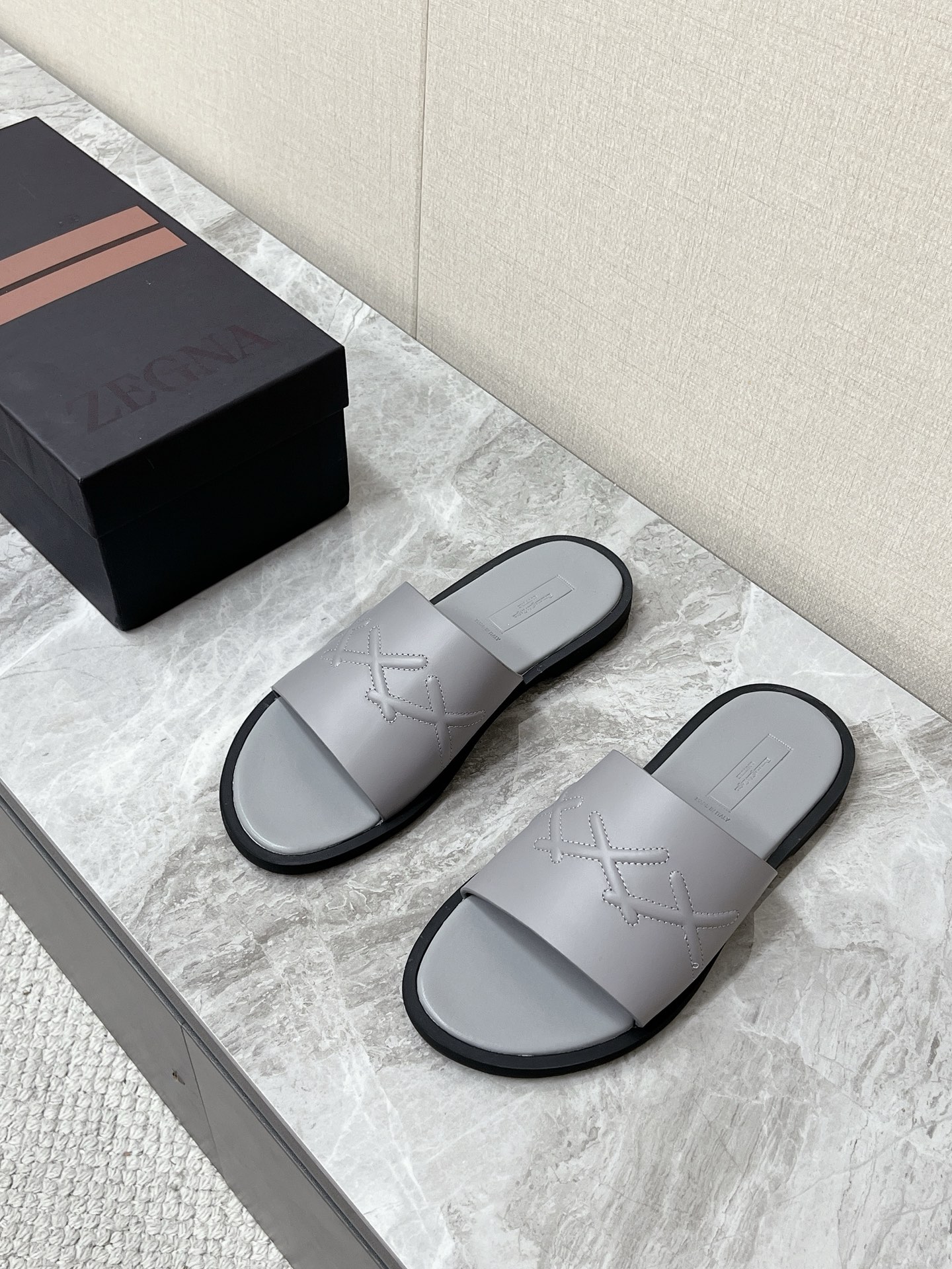 NO:931182,ZEGNA Zegna's latest spring and summer old-money style slip-on casual leather slippers. Many celebrities have planted grass. It belongs to the Zegna men's light luxury minimalist style summer sandals series. It relies on clean tailoring, high-quality leather and hand-knitting technology to reflect the brand texture, in line with Zegna's low-key luxury design language. Classic X-shaped cross strap design evenly distributes the pressure on the instep and is not easy to slip when walking. The toe is a rounded micro-square version, which accommodates wide feet and fleshy feet without a sense of squeezing. The upper is imported calfskin  Lined in cowhide, original molded rubber non-slip outsole, size 39-45, zegna, cowhide19860909ZEGNA杰尼亚春夏最新款老钱风一字拖休闲皮拖 超多明星网红种草 属于杰尼亚男士轻奢极简风夏日凉拖系列 依靠利落剪裁、优质皮革与手工编织工艺体现品牌质感,契合杰尼亚低调奢华的设计语言 经典X型交叉绑带设计 均匀分摊脚背压力 行走不易滑脚 鞋头为圆润微方版型 包容宽脚、肉脚,无挤压感 鞋面进口小牛皮 内里牛皮里 原版开模橡胶防滑大底码数39-45,,zegna,cowhide,Men's shoes