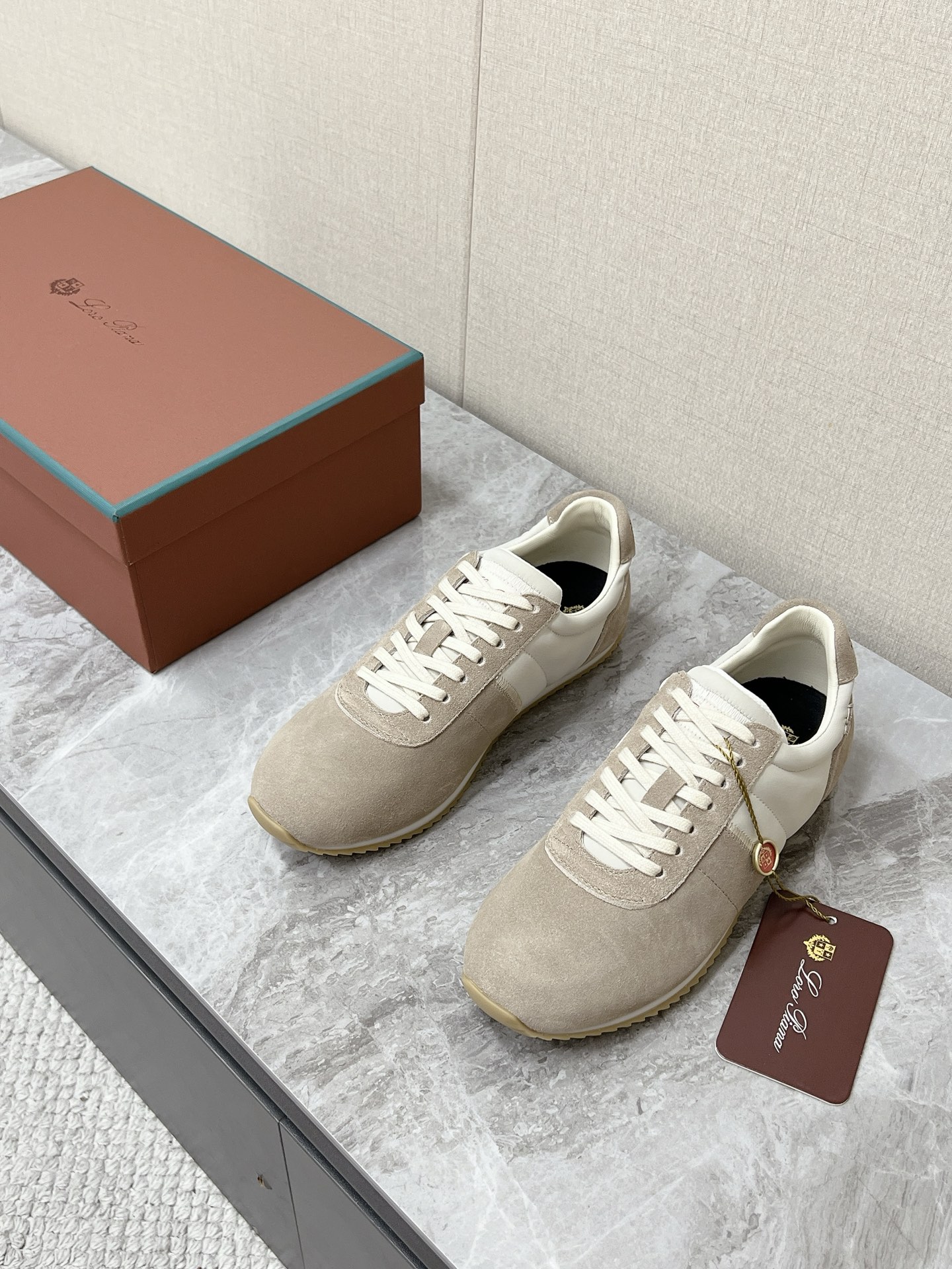 NO:931092,Loro Piana's latest old-money style suede splicing moral training shoes. Many celebrity internet celebrities are planting grass. Minimalist luxury commuter casual shoes. 70's retro jogging shoes with streamlined narrow body. Diamond-shaped LP brand logo embossed on the tongue. Shield logo embossed on the heel. Highly brand-recognizable. Imported Zonta short-pile cow suede + smooth first-layer calfskin splicing. Matte suede is soft.  Smooth leather adds layers of suede to prevent stains. Cashmere blend cushioning insole is moisture-absorbent and breathable, so your feet won’t feel stuffy after walking for a long time. Raw rubber sawtooth non-slip rubber sole + lightweight EVA foam midsole, soft elastic shock absorption, zero load-bearing, and the sole comes with retro caramel distressed tones. Size Female 35-40 Male 39-44, loro piana, loro piana, cowhide, chamois leather19860909Loro Piana诺悠翩雅最新款老钱风麂皮拼接德训鞋 超多明星网红种草 极简轻奢通勤休闲鞋 70年代复古慢跑鞋流线型窄鞋身 鞋舌压印菱形LP品牌徽标 后跟盾牌logo压印 极具品牌辨识度 进口Zonta短绒牛反麂皮+平滑头层小牛皮拼接 哑光麂皮柔和 光面皮增加层次绒面不易显脏 羊绒混纺缓冲鞋垫,吸湿透气,久走不闷脚 生胶锯齿防滑橡胶底+轻量化EVA发泡中底,软弹减震,零负重,鞋底自带复古焦糖做旧色调Size女35-40 男39-44,,loro piana,loro piana,cowhide,chamois leather,Men's shoes
