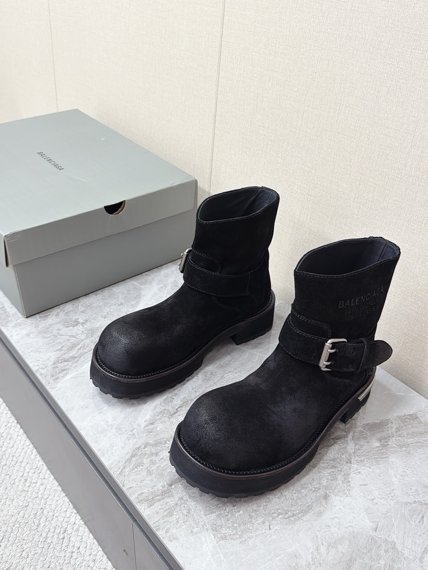 NO:955575,Men's 20 Balenciaga Venom Engineer Boot Couple Style Venom Engineer Boots. Many celebrity internet celebrities have planted grass. A one-to-one replica of the original version. The iconic full spherical toe is the most recognizable feature of Balenciaga. Adjustable silver metal buckle straps. A single functional belt buckle around the boot body. Retro motorcycle style. BALENCIAGA letter logo embossed on the boot shaft. Metal nameplate on the heel. Brand metal plate embedded on the side of the heel. Thick toothed non-slip thick sole.  Thick mid-heel platform sole with built-in heightening effect. Upper washed and aged cowhide nubuck leather with natural wear and retro texture. Size female 35-40 male 39-45,,balenciaga,balenciaga,burberry,boots,cowhide19860909男20 Balenciaga巴黎世家Venom Engineer Boot情侣款毒液工程师短靴 超多明星网红种草 原版一比一复刻 标志性饱满球形鞋头 是巴家辨识度最高特征 可调节银色金属搭扣绑带 单条环绕靴身的机能皮带扣 复古机车风格 靴筒压印 BALENCIAGA 字母标识 后跟金属铭牌 鞋跟侧边嵌入品牌金属标牌 厚齿纹防滑厚底 粗中跟平台鞋底 自带增高效果 鞋面水洗做旧牛皮磨砂皮 带有自然磨损复古质感Size女35-40 男39-45,,balenciaga,balenciaga,burberry,boots,cowhide,Men's shoes