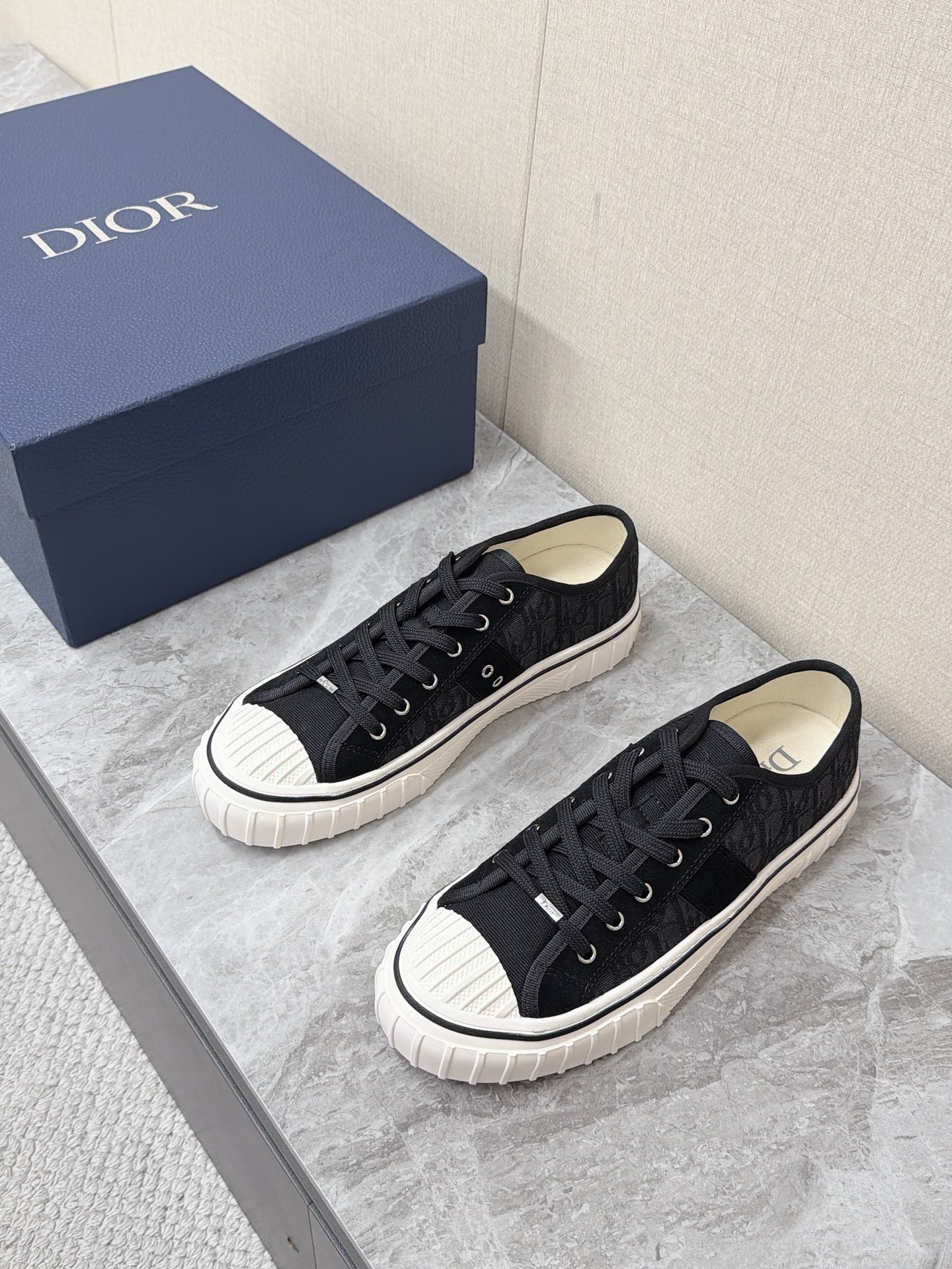 NO:955580,Dior Dior's latest low-top canvas shoes for couples, casual shoes, many celebrity Internet celebrities, continue the silhouette of retro work canvas shoes, hard rubber shell toe, protect while replicating the style of retro work shoes, segmented sawtooth rubber thick sole with slight heightening effect, canvas base + side suede cross straps, 'Dior' letters embroidered on the side of the heel, midsole with iconic red decorative lines, outstanding retro feel, classic Dior Oblique dark jacquard fabric  Matched with suede stitching, the texture is more light and luxurious. Metal shoelace holes. Flat cotton shoelaces. Soft canvas material inside the shoe. The low-cut version exposes the ankles. It is visually lighter. Original open-molded non-slip outsole. Size female 35-40, male 39-45, dior, dior, chamois leather19860909Dior迪奥最新情侣款低帮帆布鞋 休闲鞋 超多明星网红种草 延续复古工装帆布鞋轮廓 硬质橡胶贝壳鞋头 防护同时复刻复古工装鞋造型 分段式锯齿橡胶厚底 带有轻微增高效果 帆布基底+侧边麂皮交叉饰带 后跟侧边刺绣「Dior」字母 中底搭配标志性红色装饰线条 复古感突出 经典Dior Oblique暗纹提花面料 搭配麂皮拼接 质感更加轻奢 金属鞋带孔 扁平棉质鞋带 鞋内里柔软帆布材质 低帮版型露出脚踝 视觉上更显轻盈原版开模防滑大底Size女35-40 男39-45,,dior,dior,chamois leather,Men's shoes