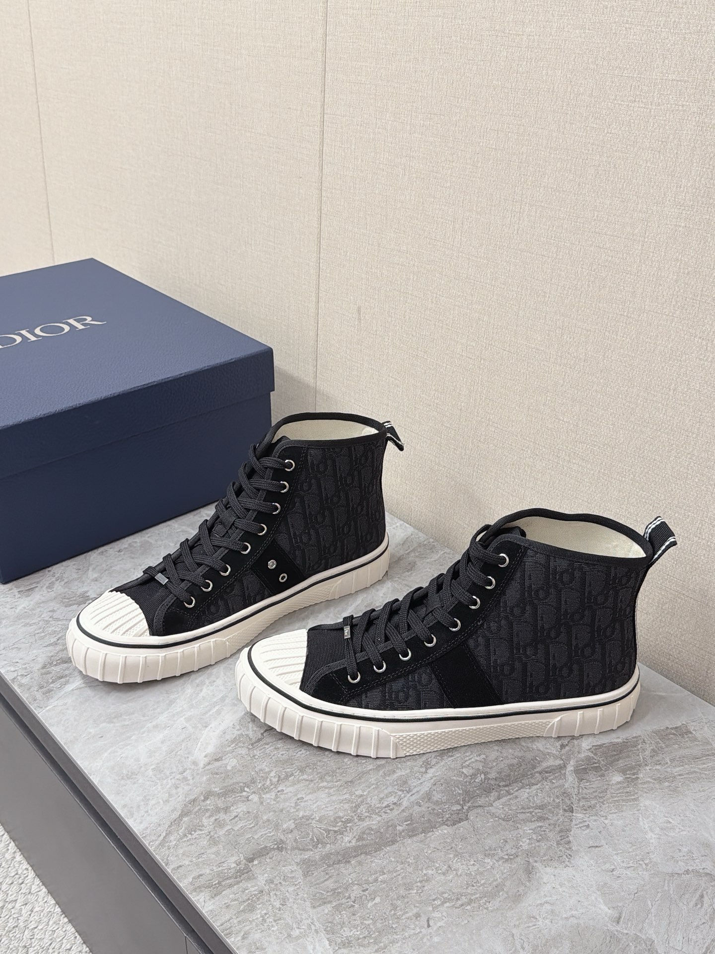 NO:955583,Dior Dior's latest high-top canvas shoes for couples. Super popular celebrity influencers. Continuing the silhouette of retro work canvas shoes. Hard rubber shell toe. Protective while replicating the shape of retro work shoes. Segmented sawtooth rubber thick sole with slight heightening effect. Canvas base + side suede cross straps. 'Dior' letters embroidered on the side of the heel. The midsole is equipped with iconic red decorative lines. The retro feel is outstanding. Classic Dior Oblique dark jacquard fabric.  Matched with suede stitching, the texture is more light and luxurious. Metal shoelace holes. Flat cotton shoelaces. Soft canvas material inside the shoe. The low-cut version exposes the ankles. It is visually lighter. Original open-molded non-slip outsole. Size female 35-40, male 39-45, dior, dior, chamois leather19860909Dior迪奥最新情侣款高帮帆布鞋 超多明星网红种草 延续复古工装帆布鞋轮廓 硬质橡胶贝壳鞋头 防护同时复刻复古工装鞋造型 分段式锯齿橡胶厚底 带有轻微增高效果 帆布基底+侧边麂皮交叉饰带 后跟侧边刺绣「Dior」字母 中底搭配标志性红色装饰线条 复古感突出 经典Dior Oblique暗纹提花面料 搭配麂皮拼接 质感更加轻奢 金属鞋带孔 扁平棉质鞋带 鞋内里柔软帆布材质 低帮版型露出脚踝 视觉上更显轻盈原版开模防滑大底Size女35-40 男39-45,,dior,dior,chamois leather,Men's shoes