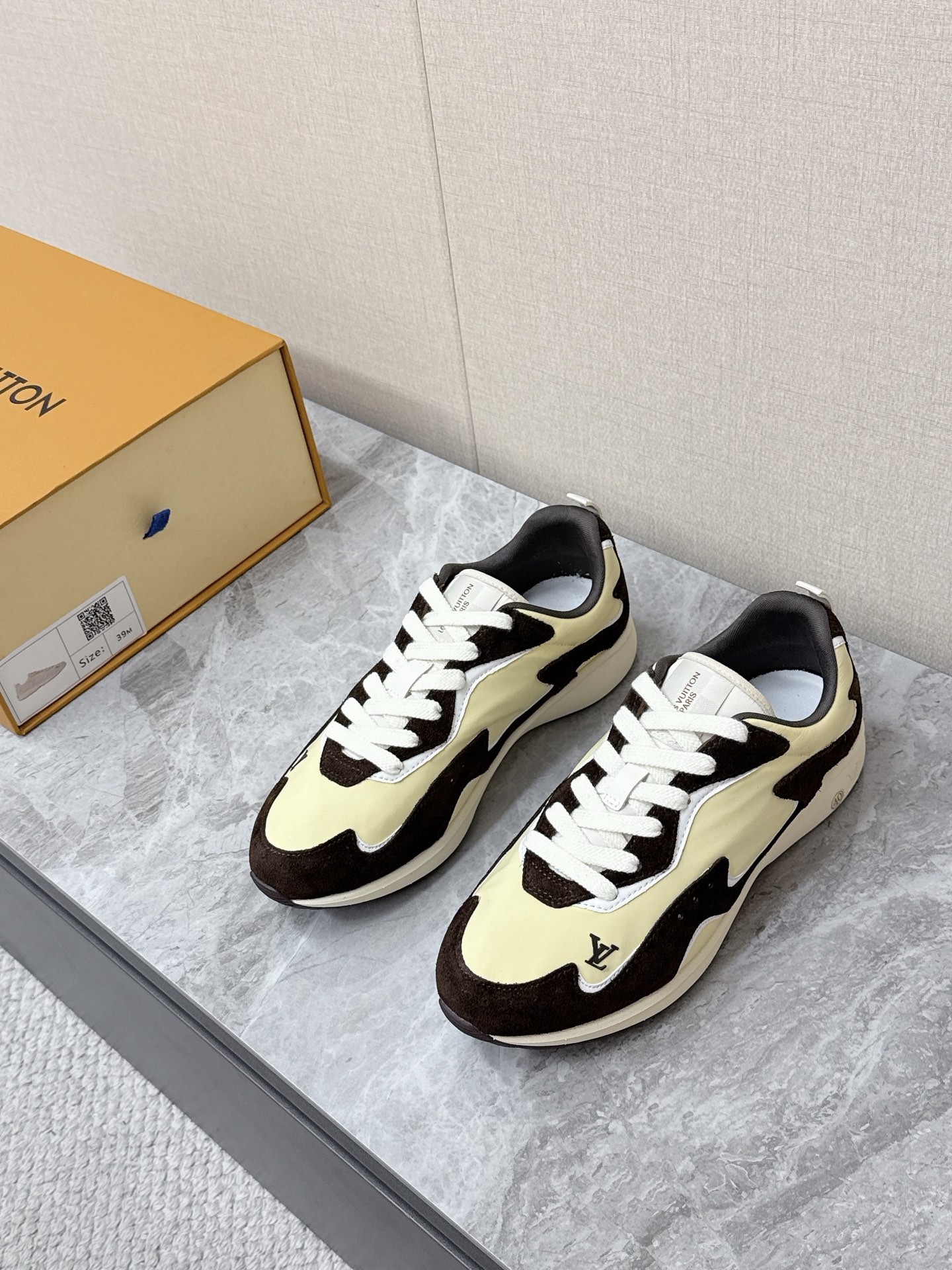 NO:955596,Louis Vuitton Louis Vuitton's latest retro color-blocked jogging sneakers. Many celebrity Internet celebrities. Streamlined low-cut jogging shoe version. Wave-shaped splicing panels. Balances casual and fashionable tones. Matte nylon fabric with frosted suede. Rich fabric layers to enhance texture. Different color combinations of differentiated fabrics. Textile lining. Lightweight foam rubber outsole with slight heightening effect. Micro LV embroidery logo on the shoe body and LV circular embossed logo on the heel.  Brand recognition is full of original molded outsole Size 39-45, louis vuitton, louis vuitton, louis vuitton, sneakers19860909Louis Vuitton 路易威登最新款复古拼色慢跑运动鞋 超多明星网红种草 流线型低帮慢跑鞋版型 波浪形拼接裁片 兼顾休闲感与时装调性 哑光尼龙布搭配磨砂反毛皮 面料层次丰富 提升质感 不同配色采用差异化面料 织物内衬 轻量化发泡橡胶大底 自带轻微增高效果 鞋身微型LV刺绣标,后跟LV圆形压印logo 品牌辨识度拉满原版开模大底Size39-45,,louis vuitton,louis vuitton,louis vuitton,sneakers,Men's shoes