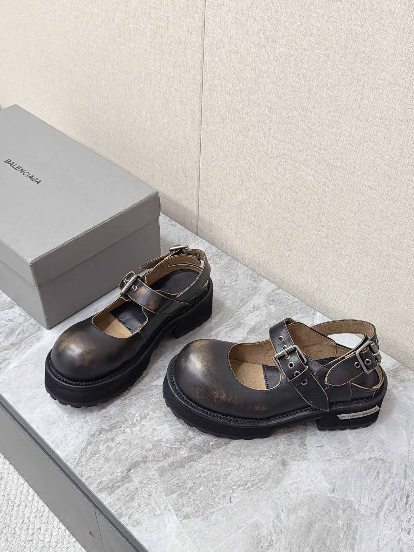 NO:956933,Balenciaga's latest back-hollow Mary Jane shoes are popular with many celebrity internet celebrities. The exaggerated big toe profile, rounded and fat toe box is an iconic design. It has a dark Y2K retro feel, which weakens the sweet Mary Jane temperament and creates a cool neutral style. Double buckle adjustable strap instep + heel double set of metal buckle straps adapt to different instep heights and have better wrapping properties.  Brown retro rub color, old oil wax texture, built-in retro wear filter, original molded sawtooth pattern, non-slip outsole, built-in heightening effect, Size 35-41,,balenciaga,balenciaga,mary jane19860909Balenciaga巴黎世家最新款后空玛丽珍鞋 超多明星网红种草 夸张大头轮廓圆润肥大的鞋头是标志性设计 自带暗黑Y2K复古感 弱化甜美玛丽珍气质 打造酷感中性风格 双扣可调节绑带脚背+后跟双组金属扣带 适配不同脚背高度 包裹性更强 棕褐复古擦色做旧油蜡质感自带复古磨损滤镜原版开模锯齿纹路防滑大底自带增高效果Size35-41,,balenciaga,balenciaga,mary jane,Men's shoes