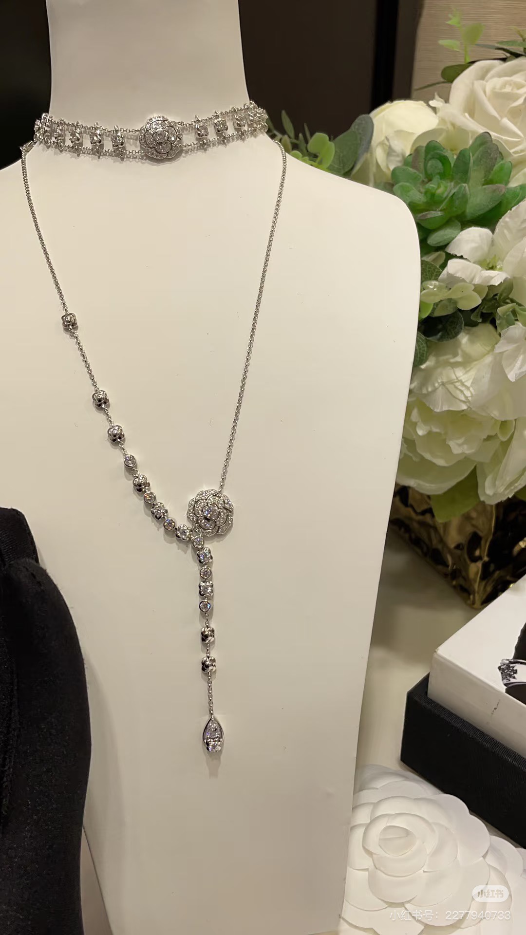 NO:633703,High-end jewelry new camellia necklace, camellia tassel diamond necklace, super high-end, the upper body is particularly elegant, round and sweet!  Both socialite and sweet, showing a variety of styles, hurry up and unlock the same style of Xin Zhilei 88360, necklace, Cartier high-end jewelry19860909高级珠宝新款山茶花项链 山茶花流苏钻石项链,超级高级 上身特别有气质,可圆可甜！既名媛又甜酷 呈现百变风格,赶快解锁辛芷蕾同款吧88360,,necklace,卡迪亚高端饰品,Jewelry