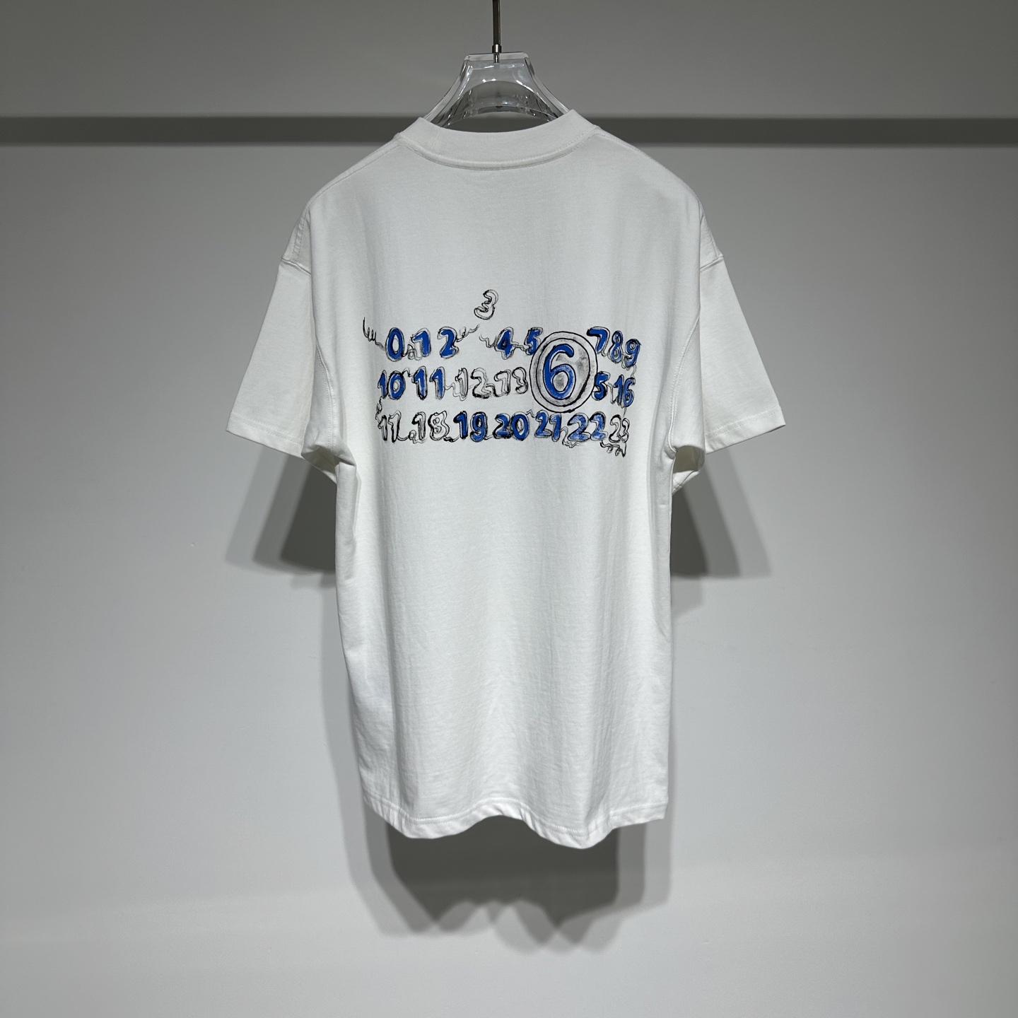 Martin Margiela 
马丁.马吉拉运动休闲圆领短袖T恤发售！定制面料挺阔有质感！！数字🔢采用纯手工手绘工艺高级奢华！！宽松版型适应人群丰富！工艺尽心打造，利落干净的版型 简约大气时尚百搭！
面料做了水洗工艺不易变形缩水趣味十足！
单穿内搭皆可！百搭时尚潮流！

马丁马吉拉时尚圈神一般的存在
面料柔软质感拉满，廓形宽松剪裁版型男女通穿，隐藏着设计师无穷无尽的想象力，品牌印花字母肉眼可见的质感，以其解构主义火出圈，巅峰传统回归设计！
P225
颜色： 黑色 白色
尺码： XS-S-M-L-XL
XS肩宽52、胸围55、衣长70
参考XS尺寸数据选择合适自己的尺码！