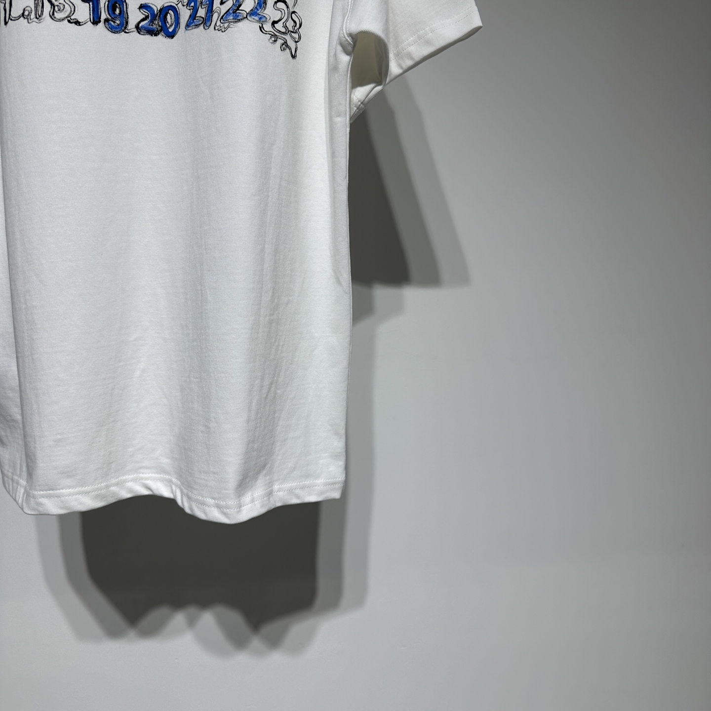Martin Margiela 
马丁.马吉拉运动休闲圆领短袖T恤发售！定制面料挺阔有质感！！数字🔢采用纯手工手绘工艺高级奢华！！宽松版型适应人群丰富！工艺尽心打造，利落干净的版型 简约大气时尚百搭！
面料做了水洗工艺不易变形缩水趣味十足！
单穿内搭皆可！百搭时尚潮流！

马丁马吉拉时尚圈神一般的存在
面料柔软质感拉满，廓形宽松剪裁版型男女通穿，隐藏着设计师无穷无尽的想象力，品牌印花字母肉眼可见的质感，以其解构主义火出圈，巅峰传统回归设计！
P225
颜色： 黑色 白色
尺码： XS-S-M-L-XL
XS肩宽52、胸围55、衣长70
参考XS尺寸数据选择合适自己的尺码！