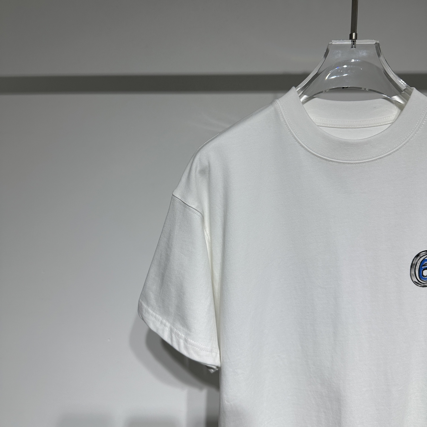 Martin Margiela 
马丁.马吉拉运动休闲圆领短袖T恤发售！定制面料挺阔有质感！！数字🔢采用纯手工手绘工艺高级奢华！！宽松版型适应人群丰富！工艺尽心打造，利落干净的版型 简约大气时尚百搭！
面料做了水洗工艺不易变形缩水趣味十足！
单穿内搭皆可！百搭时尚潮流！

马丁马吉拉时尚圈神一般的存在
面料柔软质感拉满，廓形宽松剪裁版型男女通穿，隐藏着设计师无穷无尽的想象力，品牌印花字母肉眼可见的质感，以其解构主义火出圈，巅峰传统回归设计！
P225
颜色： 黑色 白色
尺码： XS-S-M-L-XL
XS肩宽52、胸围55、衣长70
参考XS尺寸数据选择合适自己的尺码！