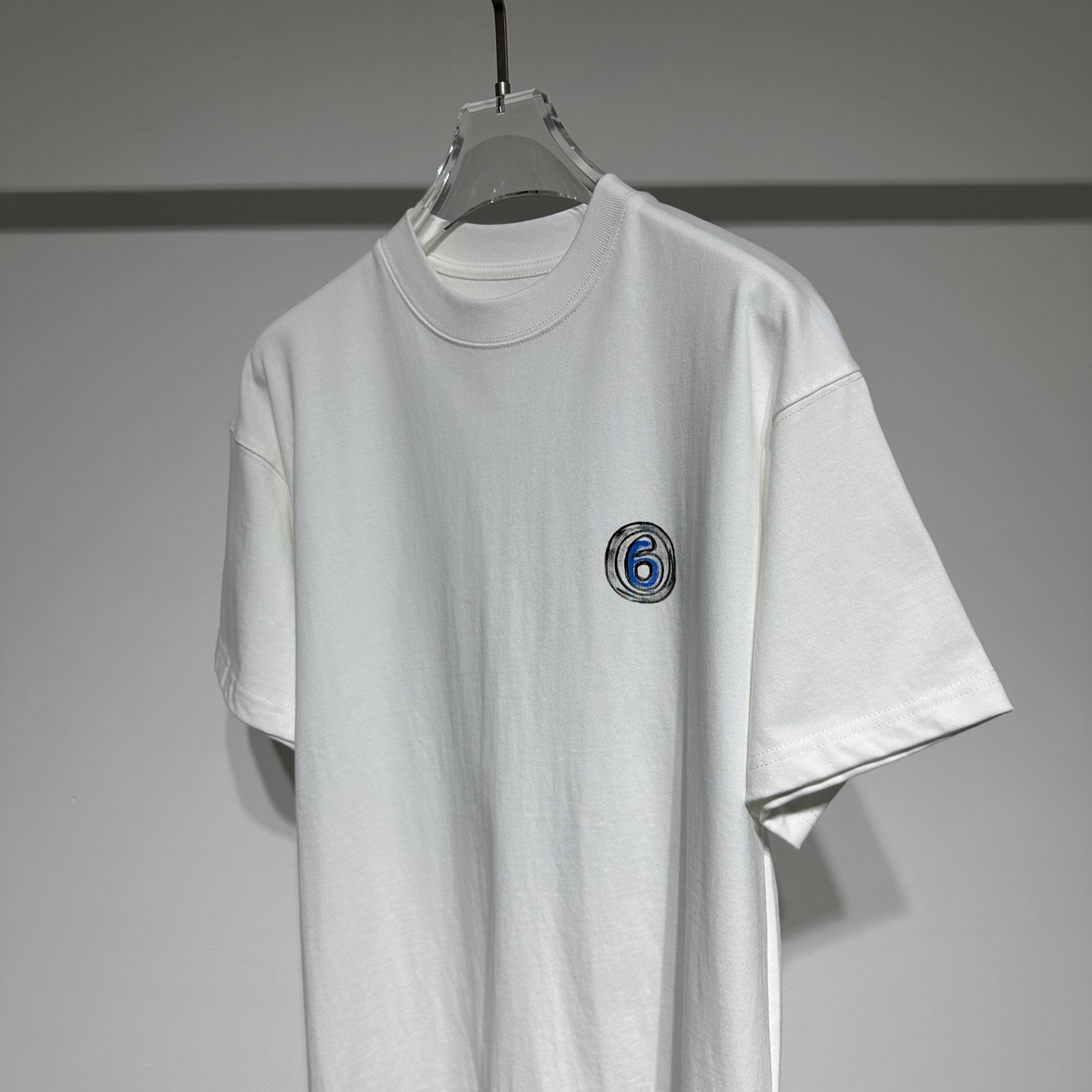 Martin Margiela 
马丁.马吉拉运动休闲圆领短袖T恤发售！定制面料挺阔有质感！！数字🔢采用纯手工手绘工艺高级奢华！！宽松版型适应人群丰富！工艺尽心打造，利落干净的版型 简约大气时尚百搭！
面料做了水洗工艺不易变形缩水趣味十足！
单穿内搭皆可！百搭时尚潮流！

马丁马吉拉时尚圈神一般的存在
面料柔软质感拉满，廓形宽松剪裁版型男女通穿，隐藏着设计师无穷无尽的想象力，品牌印花字母肉眼可见的质感，以其解构主义火出圈，巅峰传统回归设计！
P225
颜色： 黑色 白色
尺码： XS-S-M-L-XL
XS肩宽52、胸围55、衣长70
参考XS尺寸数据选择合适自己的尺码！