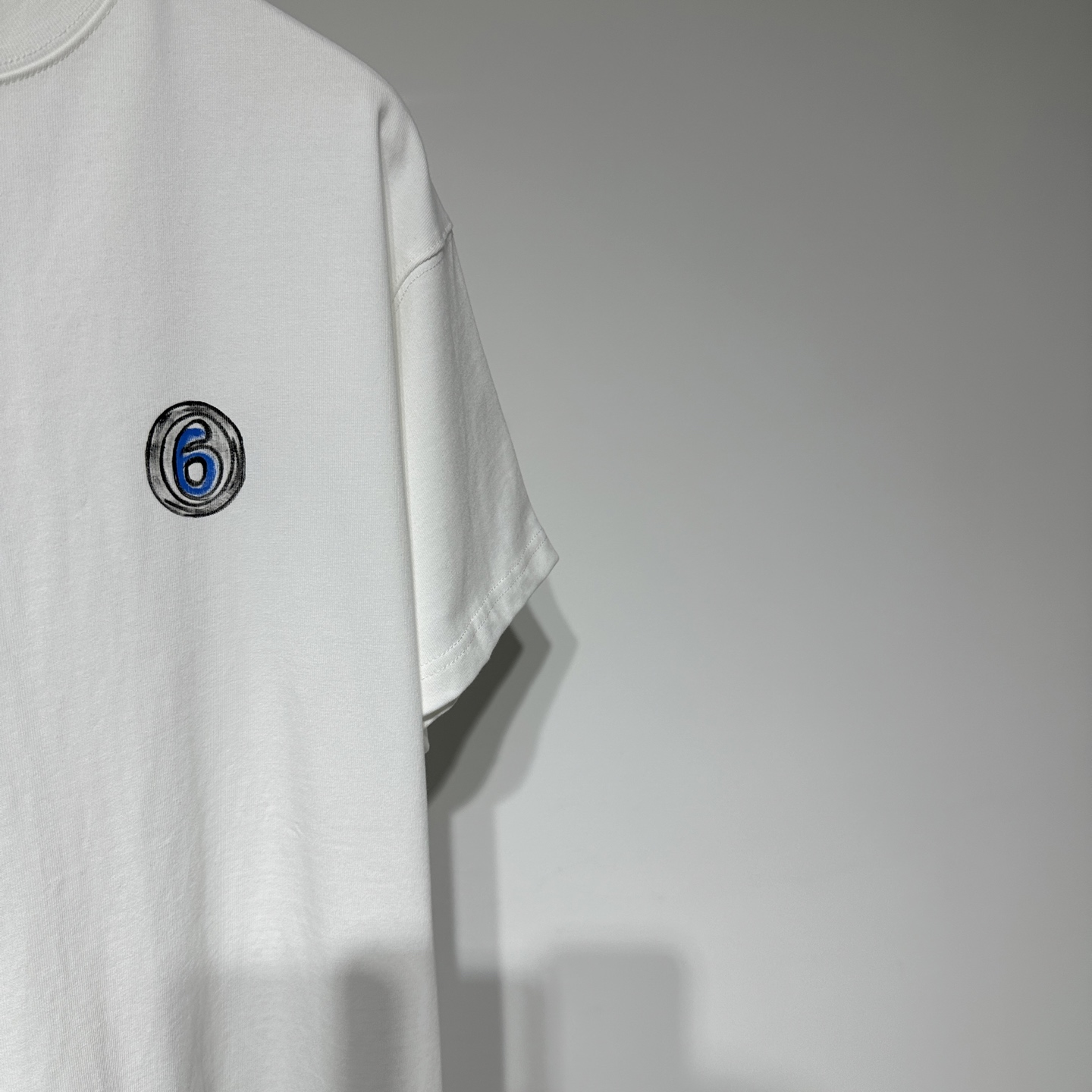 Martin Margiela 
马丁.马吉拉运动休闲圆领短袖T恤发售！定制面料挺阔有质感！！数字🔢采用纯手工手绘工艺高级奢华！！宽松版型适应人群丰富！工艺尽心打造，利落干净的版型 简约大气时尚百搭！
面料做了水洗工艺不易变形缩水趣味十足！
单穿内搭皆可！百搭时尚潮流！

马丁马吉拉时尚圈神一般的存在
面料柔软质感拉满，廓形宽松剪裁版型男女通穿，隐藏着设计师无穷无尽的想象力，品牌印花字母肉眼可见的质感，以其解构主义火出圈，巅峰传统回归设计！
P225
颜色： 黑色 白色
尺码： XS-S-M-L-XL
XS肩宽52、胸围55、衣长70
参考XS尺寸数据选择合适自己的尺码！