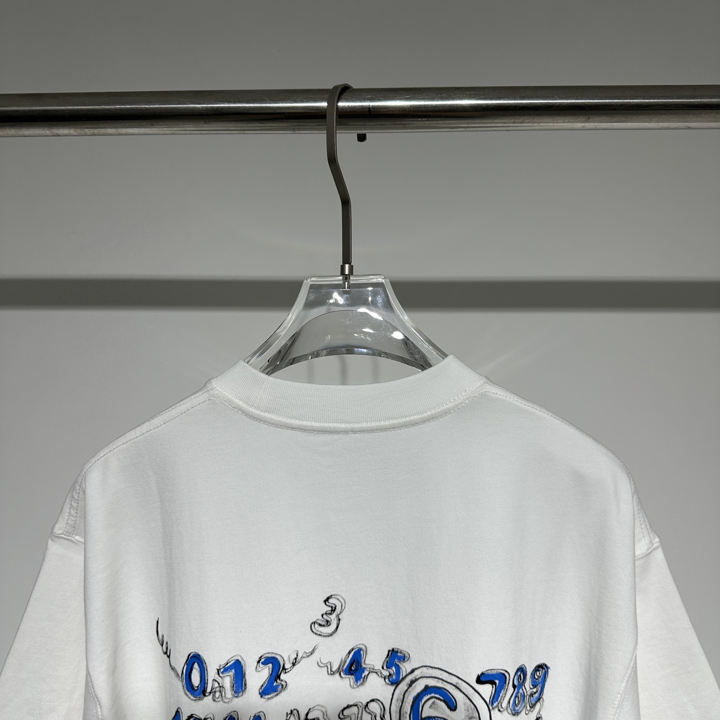 Martin Margiela 
马丁.马吉拉运动休闲圆领短袖T恤发售！定制面料挺阔有质感！！数字🔢采用纯手工手绘工艺高级奢华！！宽松版型适应人群丰富！工艺尽心打造，利落干净的版型 简约大气时尚百搭！
面料做了水洗工艺不易变形缩水趣味十足！
单穿内搭皆可！百搭时尚潮流！

马丁马吉拉时尚圈神一般的存在
面料柔软质感拉满，廓形宽松剪裁版型男女通穿，隐藏着设计师无穷无尽的想象力，品牌印花字母肉眼可见的质感，以其解构主义火出圈，巅峰传统回归设计！
P225
颜色： 黑色 白色
尺码： XS-S-M-L-XL
XS肩宽52、胸围55、衣长70
参考XS尺寸数据选择合适自己的尺码！