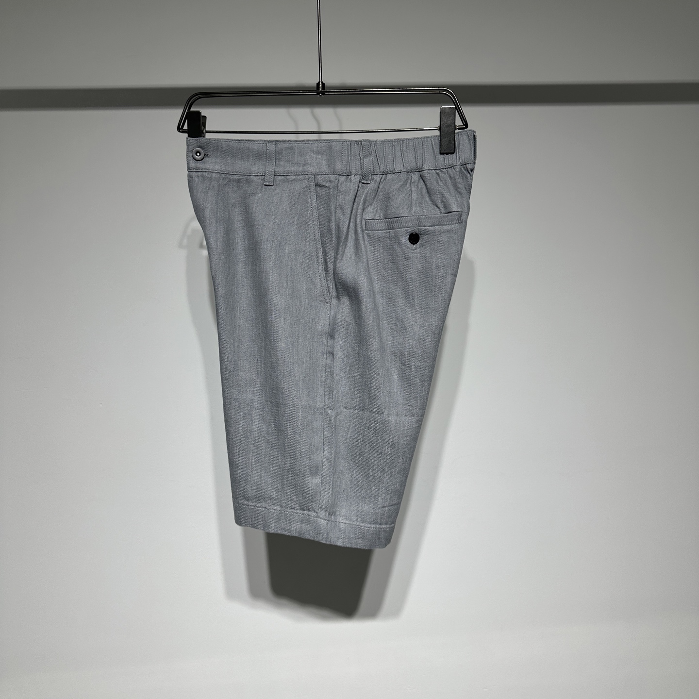 BrunelloCucinelli 
布鲁内诺库奇内利 
BC夏日必备亚麻牛仔短裤来啦！精选 60%亚麻与 40%棉的优质面料，透气性拉满，给你一整天的舒爽体验。经典牛仔版型，简约又时尚，灰色、军绿色、白色三种百搭颜色，满足不同穿搭需求。无论是搭配简约 T 恤打造休闲风，还是配上衬衫营造轻熟感，都能轻松驾驭！
 
老钱风狠狠拿捏🤩。复古高级慵懒感经典不过时，男生穿百搭又时髦，法式风情拉满~ 顶级奢侈品~低调的奢华~低调舒适、简约优雅！
而且所用的染料都是无害植物染料！此外，所用棉料只选用埃及的长绒棉！

BC是当下最火的老钱风穿搭，一直以质感和设计被许多老钱喜爱，穿上BC立即就有一种从容自信和松弛感气质在！
没有过多华丽反而很简约舒服。但是增加了很精致的生活风格类的产品，让人有一种很丰富充实的感觉。
	P345
颜色：灰色 绿色 白色
尺码：M-L-XL-XXL-XXXL
参考尺码表数据选择适合自己的尺寸！

