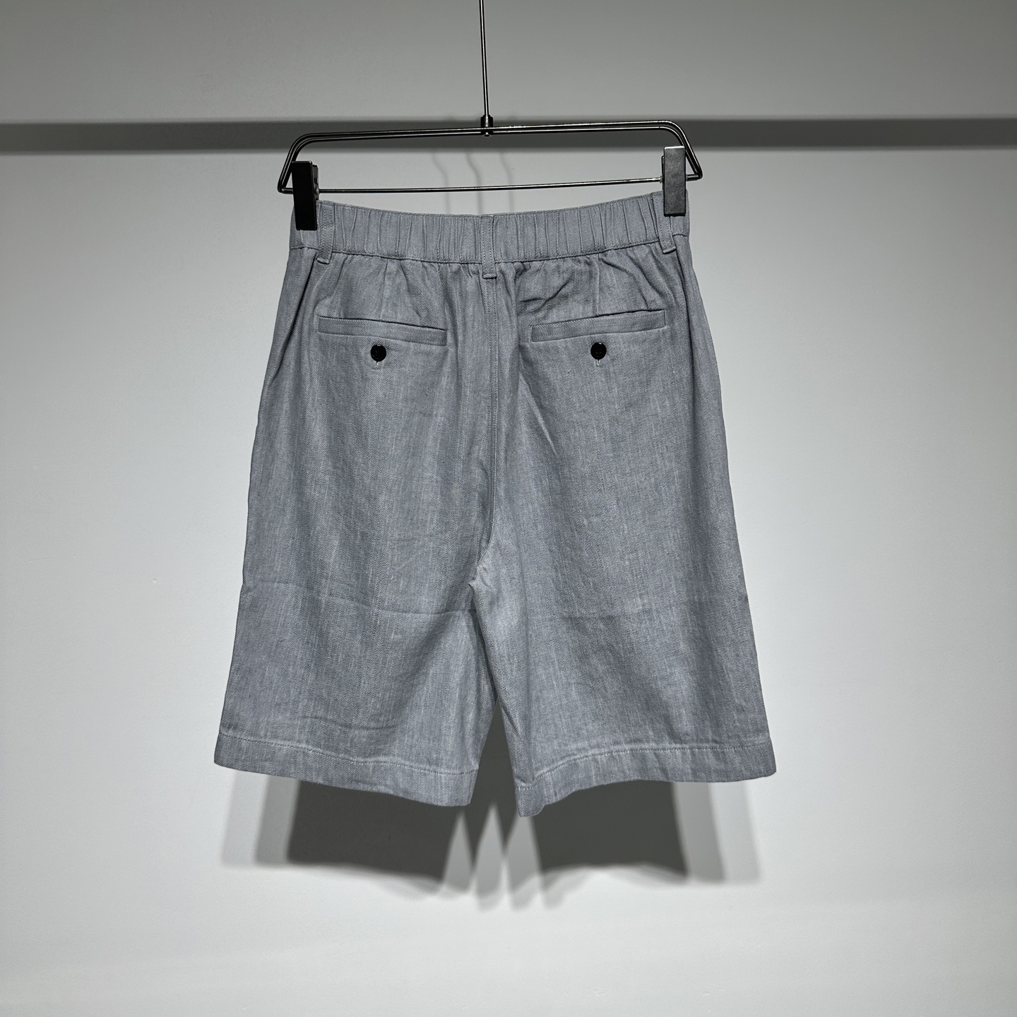 BrunelloCucinelli 
布鲁内诺库奇内利 
BC夏日必备亚麻牛仔短裤来啦！精选 60%亚麻与 40%棉的优质面料，透气性拉满，给你一整天的舒爽体验。经典牛仔版型，简约又时尚，灰色、军绿色、白色三种百搭颜色，满足不同穿搭需求。无论是搭配简约 T 恤打造休闲风，还是配上衬衫营造轻熟感，都能轻松驾驭！
 
老钱风狠狠拿捏🤩。复古高级慵懒感经典不过时，男生穿百搭又时髦，法式风情拉满~ 顶级奢侈品~低调的奢华~低调舒适、简约优雅！
而且所用的染料都是无害植物染料！此外，所用棉料只选用埃及的长绒棉！

BC是当下最火的老钱风穿搭，一直以质感和设计被许多老钱喜爱，穿上BC立即就有一种从容自信和松弛感气质在！
没有过多华丽反而很简约舒服。但是增加了很精致的生活风格类的产品，让人有一种很丰富充实的感觉。
	P345
颜色：灰色 绿色 白色
尺码：M-L-XL-XXL-XXXL
参考尺码表数据选择适合自己的尺寸！

