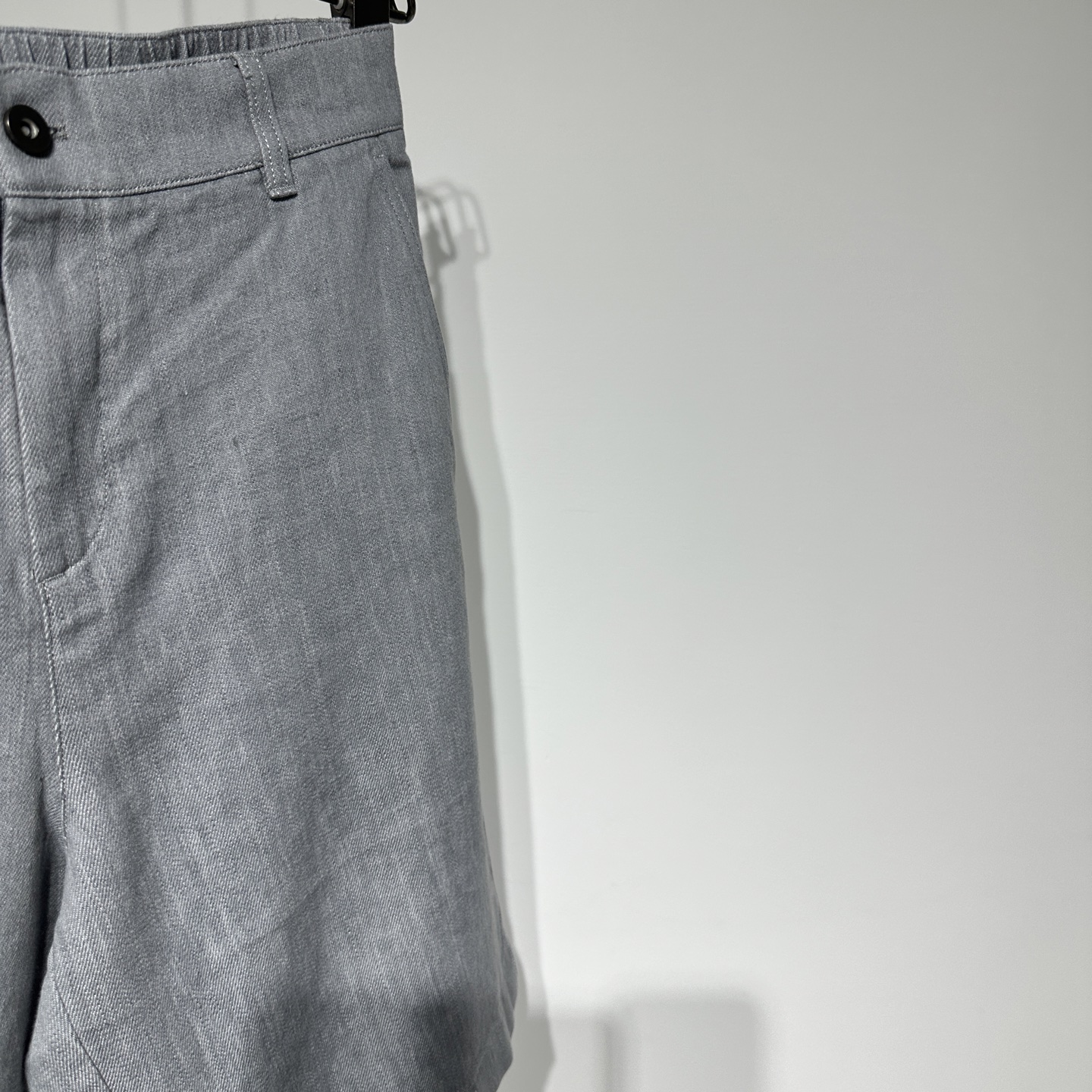 BrunelloCucinelli 
布鲁内诺库奇内利 
BC夏日必备亚麻牛仔短裤来啦！精选 60%亚麻与 40%棉的优质面料，透气性拉满，给你一整天的舒爽体验。经典牛仔版型，简约又时尚，灰色、军绿色、白色三种百搭颜色，满足不同穿搭需求。无论是搭配简约 T 恤打造休闲风，还是配上衬衫营造轻熟感，都能轻松驾驭！
 
老钱风狠狠拿捏🤩。复古高级慵懒感经典不过时，男生穿百搭又时髦，法式风情拉满~ 顶级奢侈品~低调的奢华~低调舒适、简约优雅！
而且所用的染料都是无害植物染料！此外，所用棉料只选用埃及的长绒棉！

BC是当下最火的老钱风穿搭，一直以质感和设计被许多老钱喜爱，穿上BC立即就有一种从容自信和松弛感气质在！
没有过多华丽反而很简约舒服。但是增加了很精致的生活风格类的产品，让人有一种很丰富充实的感觉。
	P345
颜色：灰色 绿色 白色
尺码：M-L-XL-XXL-XXXL
参考尺码表数据选择适合自己的尺寸！

