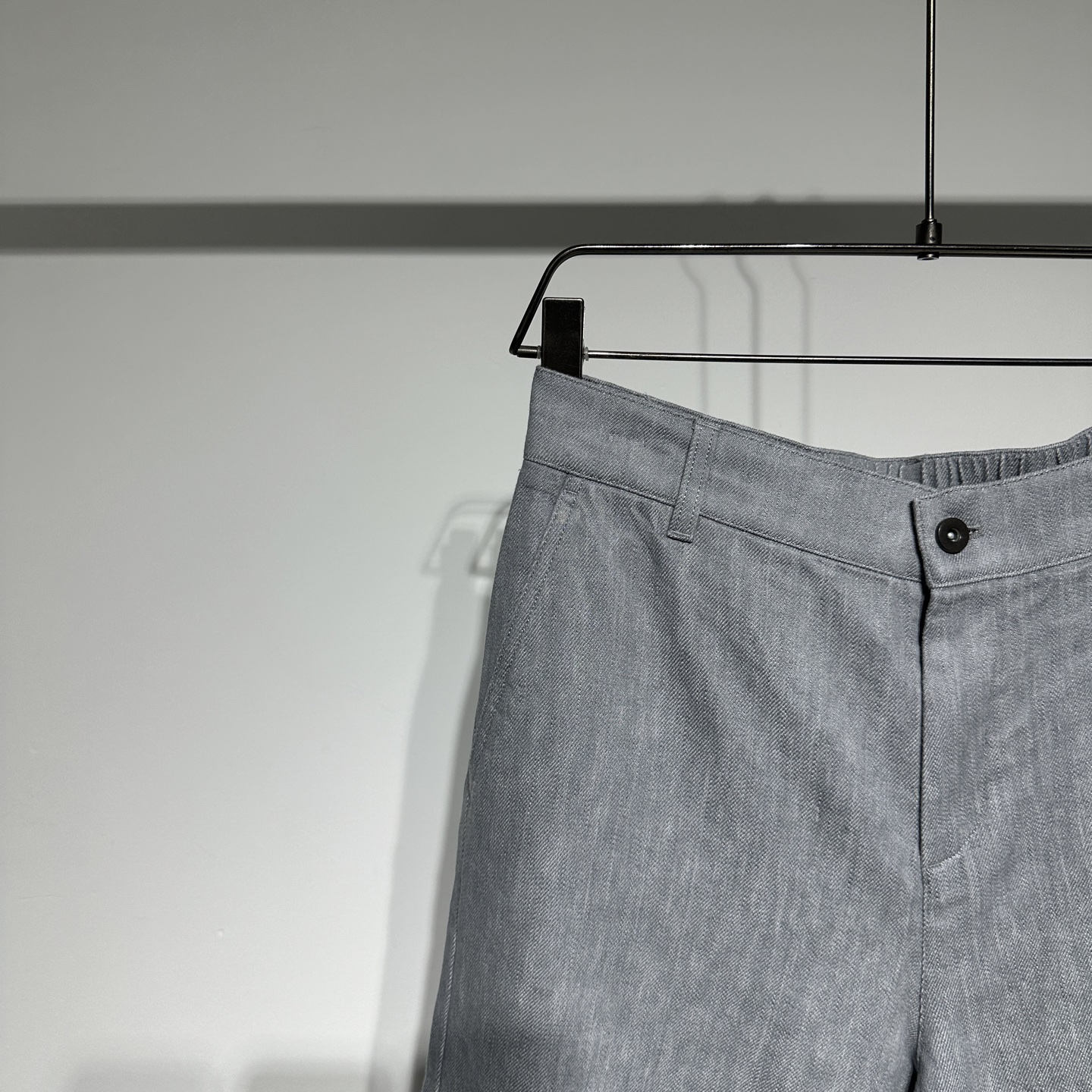 BrunelloCucinelli 
布鲁内诺库奇内利 
BC夏日必备亚麻牛仔短裤来啦！精选 60%亚麻与 40%棉的优质面料，透气性拉满，给你一整天的舒爽体验。经典牛仔版型，简约又时尚，灰色、军绿色、白色三种百搭颜色，满足不同穿搭需求。无论是搭配简约 T 恤打造休闲风，还是配上衬衫营造轻熟感，都能轻松驾驭！
 
老钱风狠狠拿捏🤩。复古高级慵懒感经典不过时，男生穿百搭又时髦，法式风情拉满~ 顶级奢侈品~低调的奢华~低调舒适、简约优雅！
而且所用的染料都是无害植物染料！此外，所用棉料只选用埃及的长绒棉！

BC是当下最火的老钱风穿搭，一直以质感和设计被许多老钱喜爱，穿上BC立即就有一种从容自信和松弛感气质在！
没有过多华丽反而很简约舒服。但是增加了很精致的生活风格类的产品，让人有一种很丰富充实的感觉。
	P345
颜色：灰色 绿色 白色
尺码：M-L-XL-XXL-XXXL
参考尺码表数据选择适合自己的尺寸！

