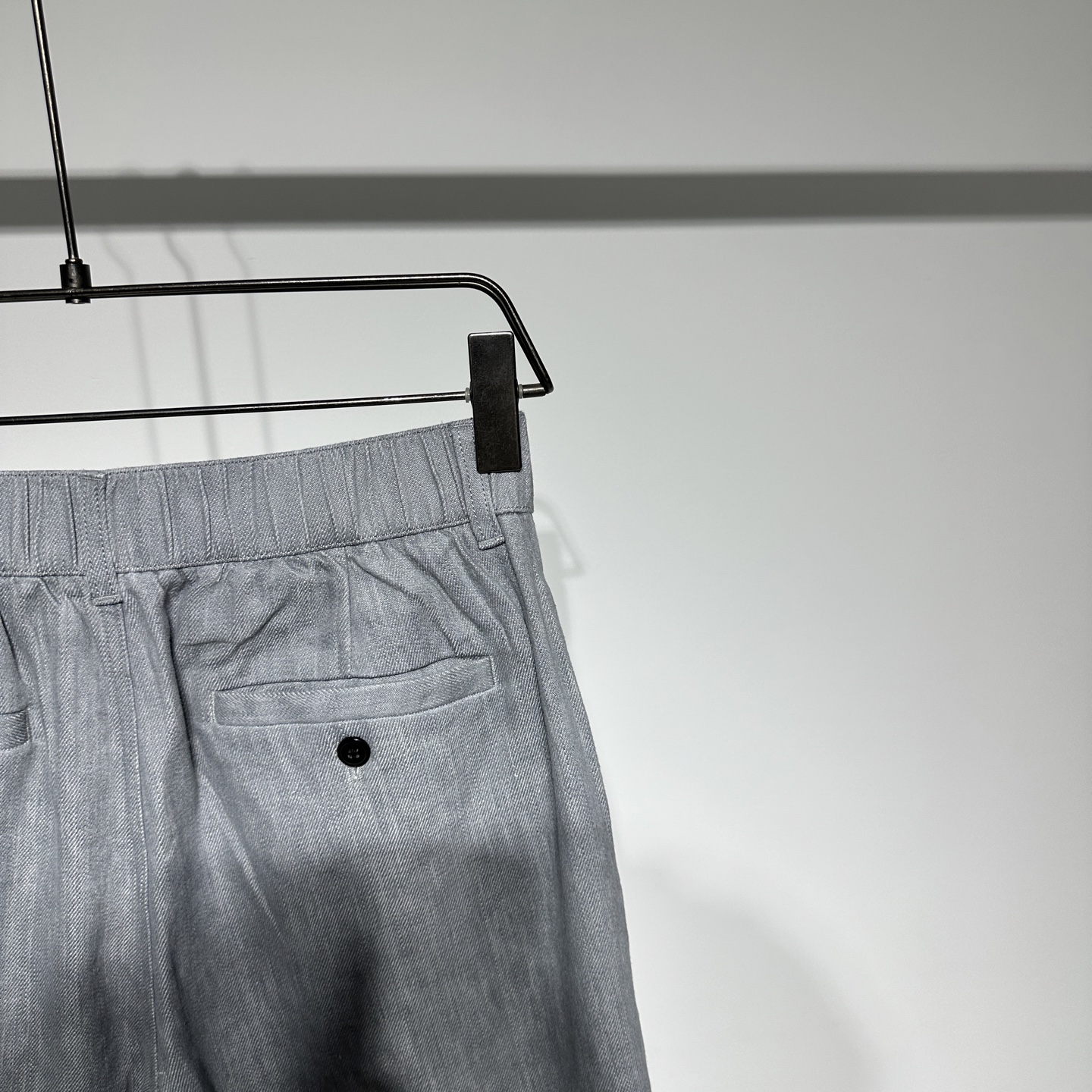 BrunelloCucinelli 
布鲁内诺库奇内利 
BC夏日必备亚麻牛仔短裤来啦！精选 60%亚麻与 40%棉的优质面料，透气性拉满，给你一整天的舒爽体验。经典牛仔版型，简约又时尚，灰色、军绿色、白色三种百搭颜色，满足不同穿搭需求。无论是搭配简约 T 恤打造休闲风，还是配上衬衫营造轻熟感，都能轻松驾驭！
 
老钱风狠狠拿捏🤩。复古高级慵懒感经典不过时，男生穿百搭又时髦，法式风情拉满~ 顶级奢侈品~低调的奢华~低调舒适、简约优雅！
而且所用的染料都是无害植物染料！此外，所用棉料只选用埃及的长绒棉！

BC是当下最火的老钱风穿搭，一直以质感和设计被许多老钱喜爱，穿上BC立即就有一种从容自信和松弛感气质在！
没有过多华丽反而很简约舒服。但是增加了很精致的生活风格类的产品，让人有一种很丰富充实的感觉。
	P345
颜色：灰色 绿色 白色
尺码：M-L-XL-XXL-XXXL
参考尺码表数据选择适合自己的尺寸！

