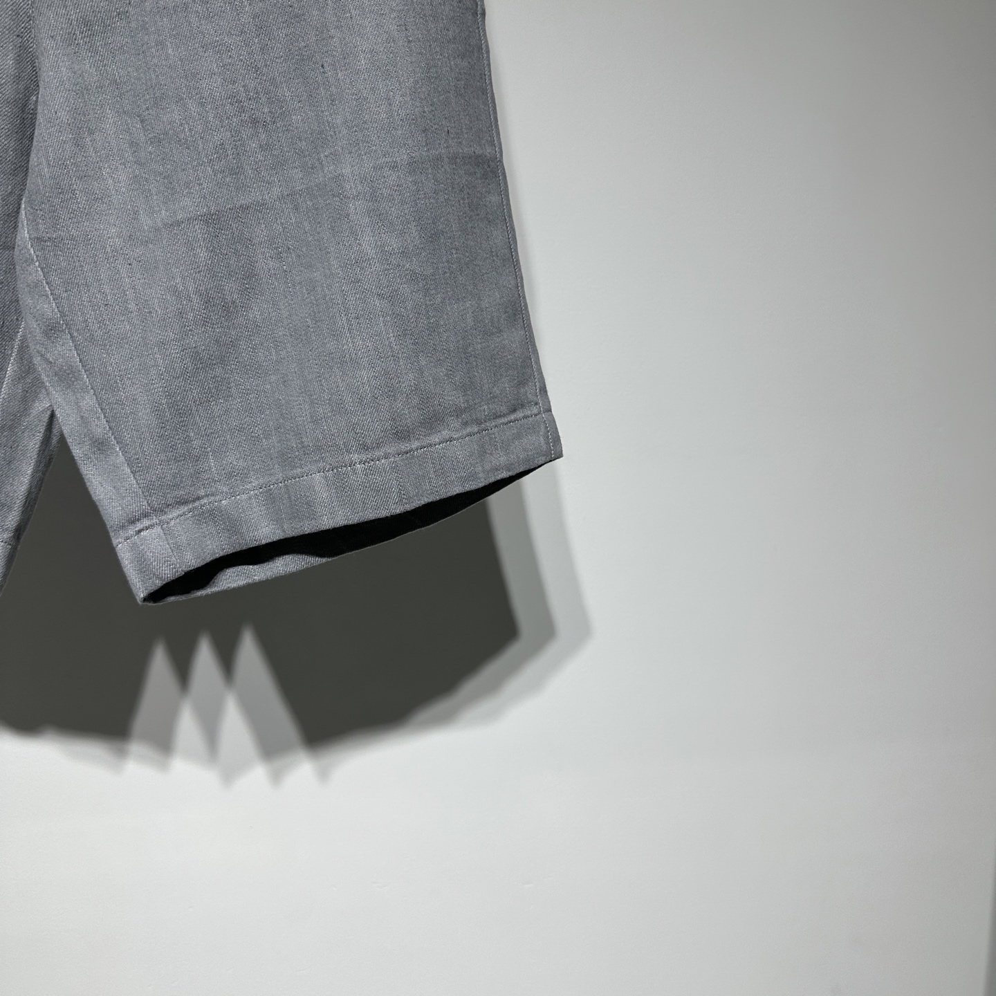 BrunelloCucinelli 
布鲁内诺库奇内利 
BC夏日必备亚麻牛仔短裤来啦！精选 60%亚麻与 40%棉的优质面料，透气性拉满，给你一整天的舒爽体验。经典牛仔版型，简约又时尚，灰色、军绿色、白色三种百搭颜色，满足不同穿搭需求。无论是搭配简约 T 恤打造休闲风，还是配上衬衫营造轻熟感，都能轻松驾驭！
 
老钱风狠狠拿捏🤩。复古高级慵懒感经典不过时，男生穿百搭又时髦，法式风情拉满~ 顶级奢侈品~低调的奢华~低调舒适、简约优雅！
而且所用的染料都是无害植物染料！此外，所用棉料只选用埃及的长绒棉！

BC是当下最火的老钱风穿搭，一直以质感和设计被许多老钱喜爱，穿上BC立即就有一种从容自信和松弛感气质在！
没有过多华丽反而很简约舒服。但是增加了很精致的生活风格类的产品，让人有一种很丰富充实的感觉。
	P345
颜色：灰色 绿色 白色
尺码：M-L-XL-XXL-XXXL
参考尺码表数据选择适合自己的尺寸！

