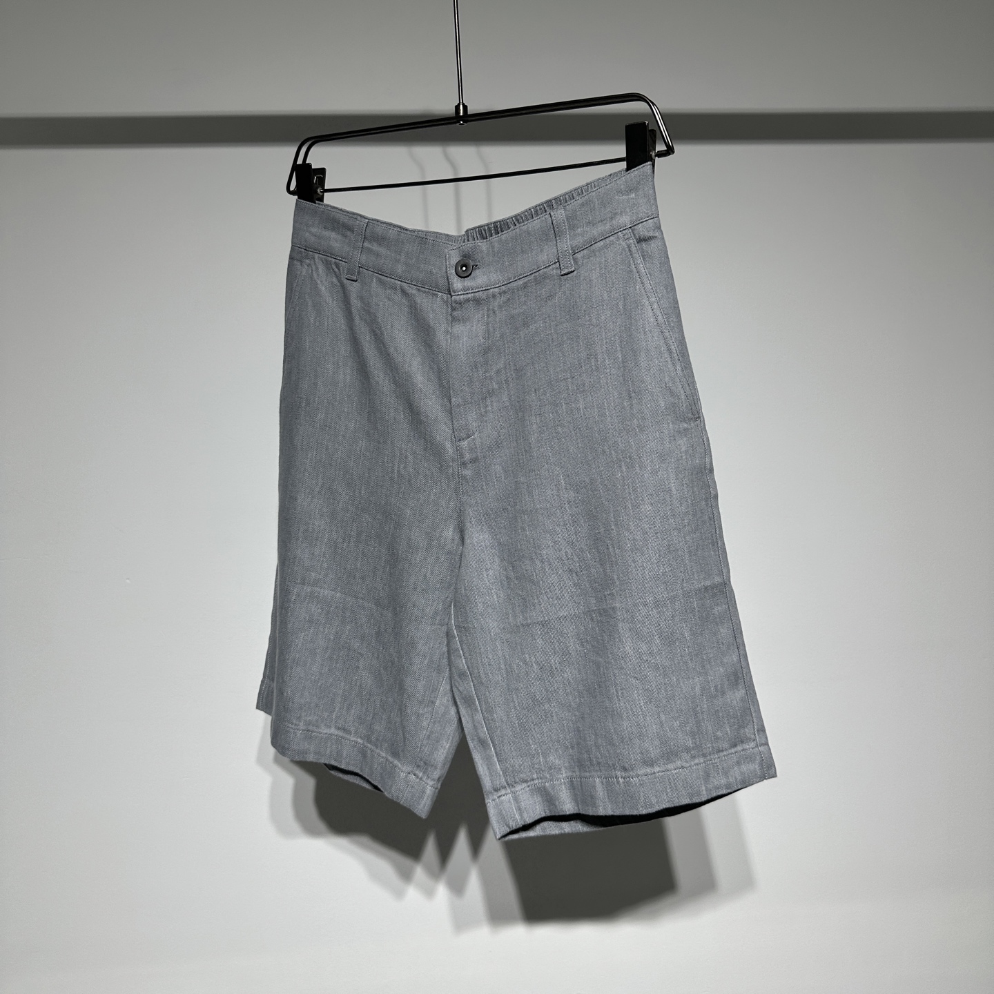 BrunelloCucinelli 
布鲁内诺库奇内利 
BC夏日必备亚麻牛仔短裤来啦！精选 60%亚麻与 40%棉的优质面料，透气性拉满，给你一整天的舒爽体验。经典牛仔版型，简约又时尚，灰色、军绿色、白色三种百搭颜色，满足不同穿搭需求。无论是搭配简约 T 恤打造休闲风，还是配上衬衫营造轻熟感，都能轻松驾驭！
 
老钱风狠狠拿捏🤩。复古高级慵懒感经典不过时，男生穿百搭又时髦，法式风情拉满~ 顶级奢侈品~低调的奢华~低调舒适、简约优雅！
而且所用的染料都是无害植物染料！此外，所用棉料只选用埃及的长绒棉！

BC是当下最火的老钱风穿搭，一直以质感和设计被许多老钱喜爱，穿上BC立即就有一种从容自信和松弛感气质在！
没有过多华丽反而很简约舒服。但是增加了很精致的生活风格类的产品，让人有一种很丰富充实的感觉。
	P345
颜色：灰色 绿色 白色
尺码：M-L-XL-XXL-XXXL
参考尺码表数据选择适合自己的尺寸！

